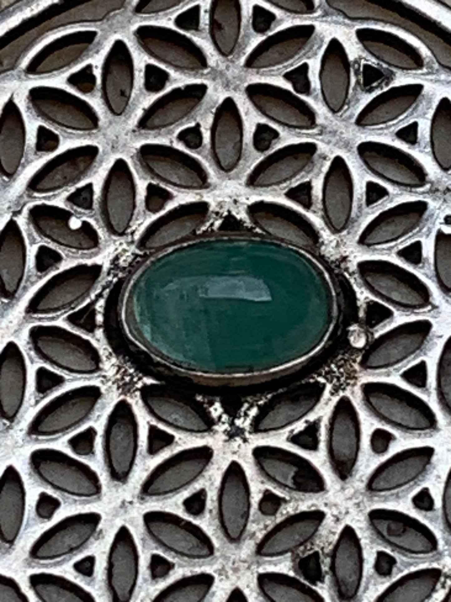 Pendentif en Argent 925 en forme de Fleur de vie avec une émeraude au centre, de 25 millimètres de diamètre. Vendu avec cordon noir réglable offert, parfait !