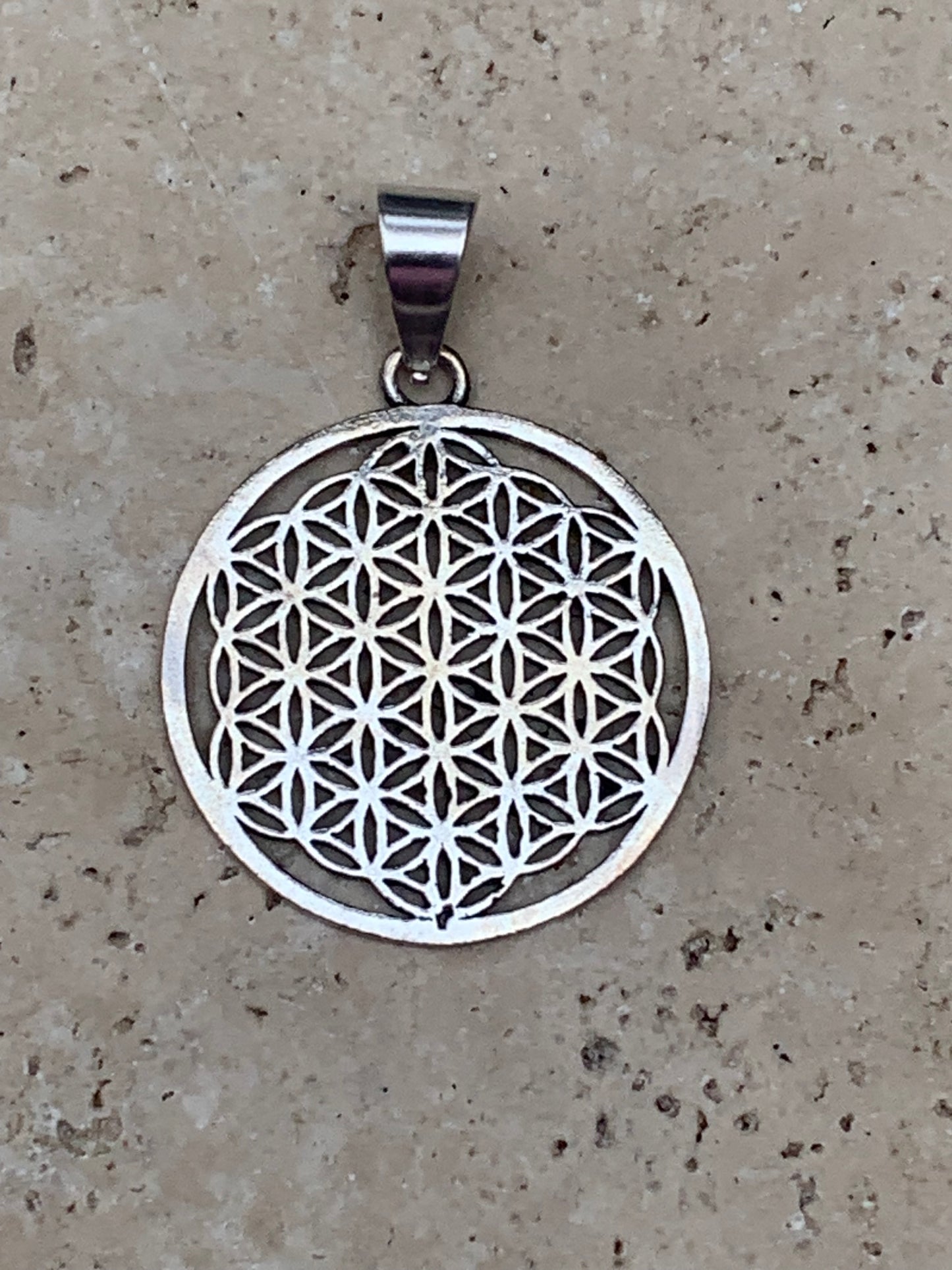 Pendentif en Argent 925 en forme de Fleur de vie, de 30 millimètres de diamètre. Vendu avec cordon noir réglable offert, parfait !