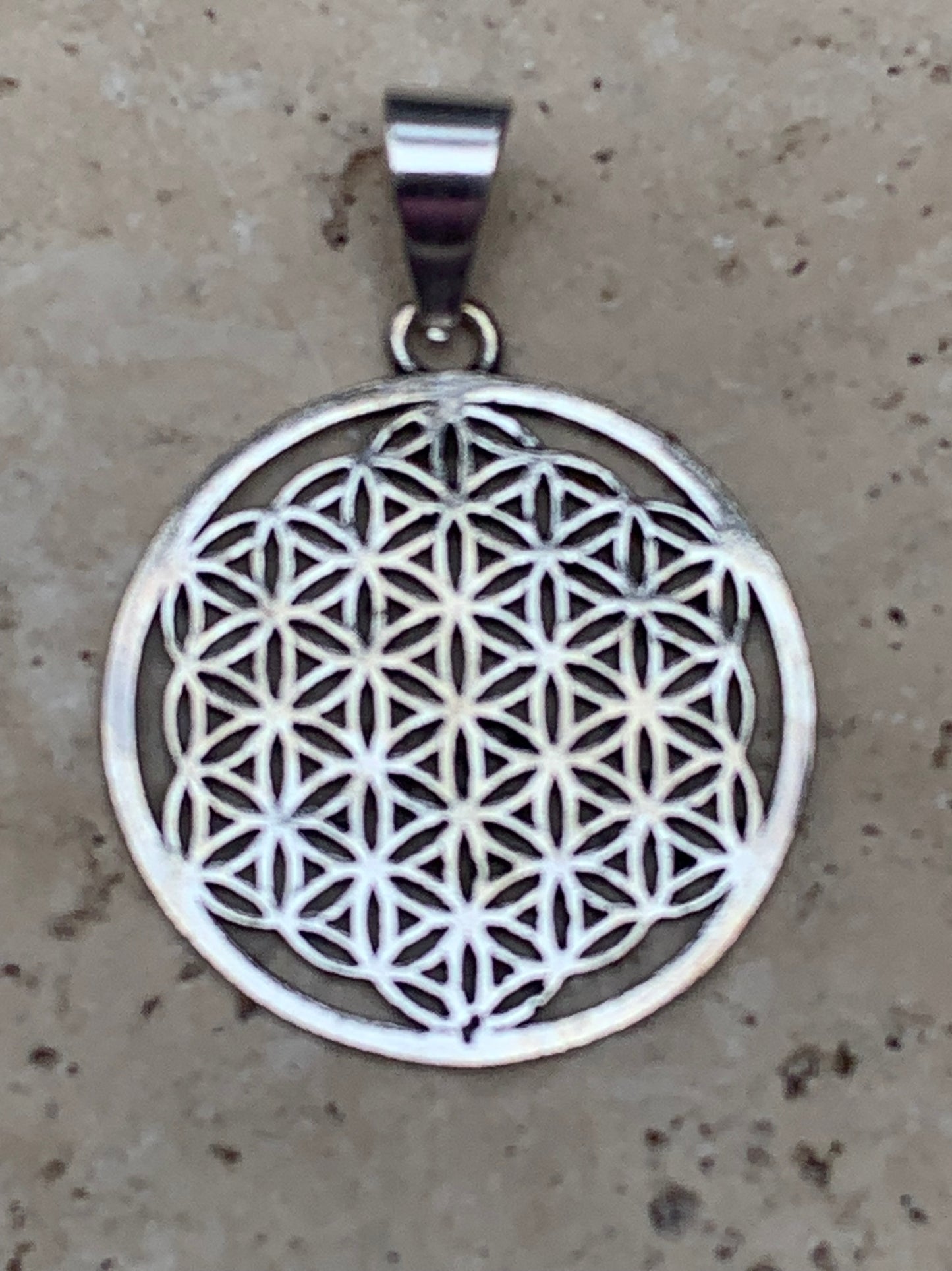 Pendentif en Argent 925 en forme de Fleur de vie, de 30 millimètres de diamètre. Vendu avec cordon noir réglable offert, parfait !
