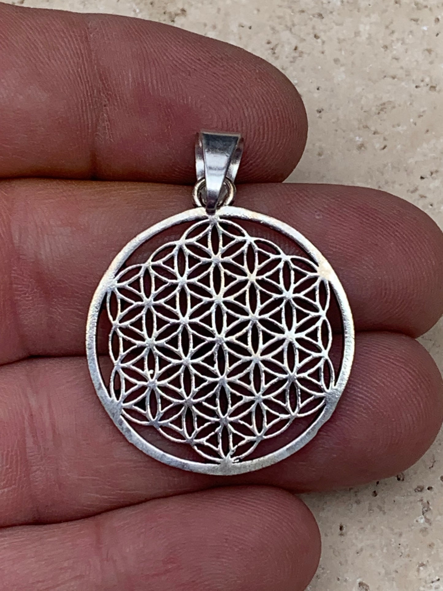 Pendentif en Argent 925 en forme de Fleur de vie, de 30 millimètres de diamètre. Vendu avec cordon noir réglable offert, parfait !