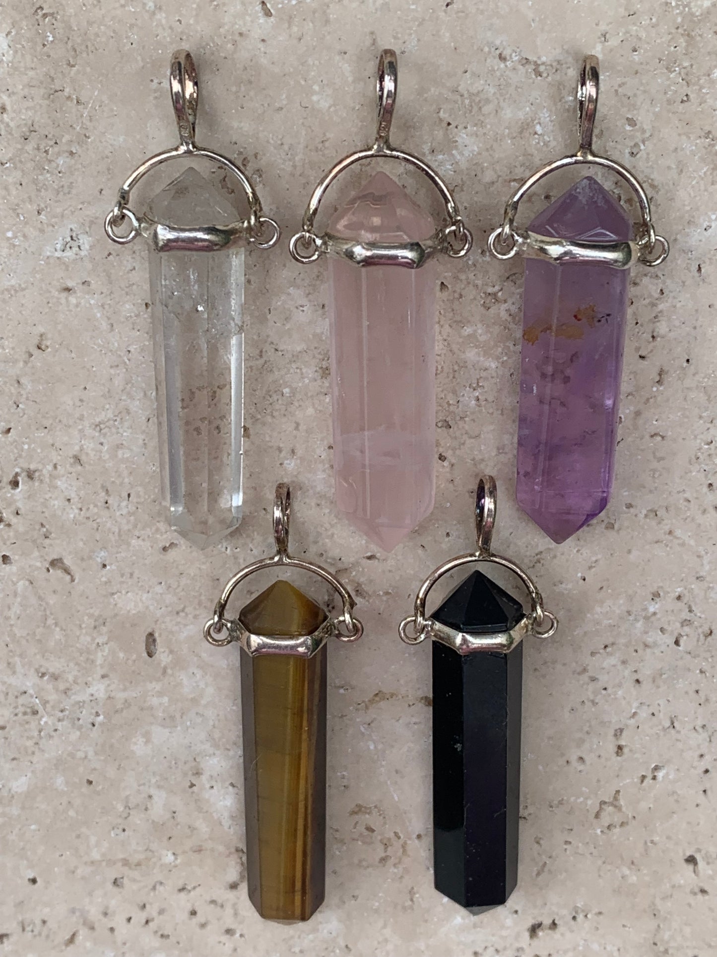 Pendentifs de cristaux 'laser' à pointe biterminée avec attache articulée, au choix : Cristal, quartz rose, améthyste, obsidienne, oeil de tigre ! De 37 millimètres x 8 millimètres de diamètre. Vendu avec cordon réglable de couleur noire !