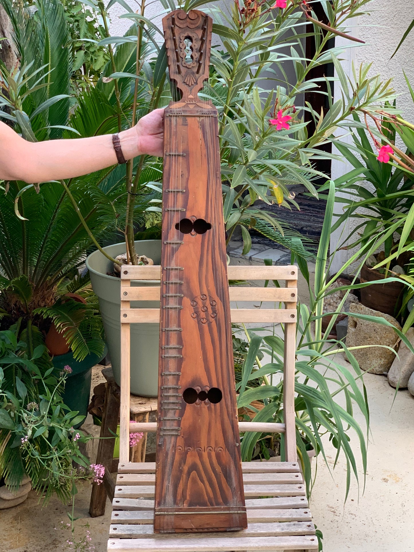 Epinette des Vosges, authentique instrument ancien en bois, prêt à jouer, livrer sans housse. 100 cm x 17 x 7 avec 5 cordes sympathique + 5 cordes de jeux !