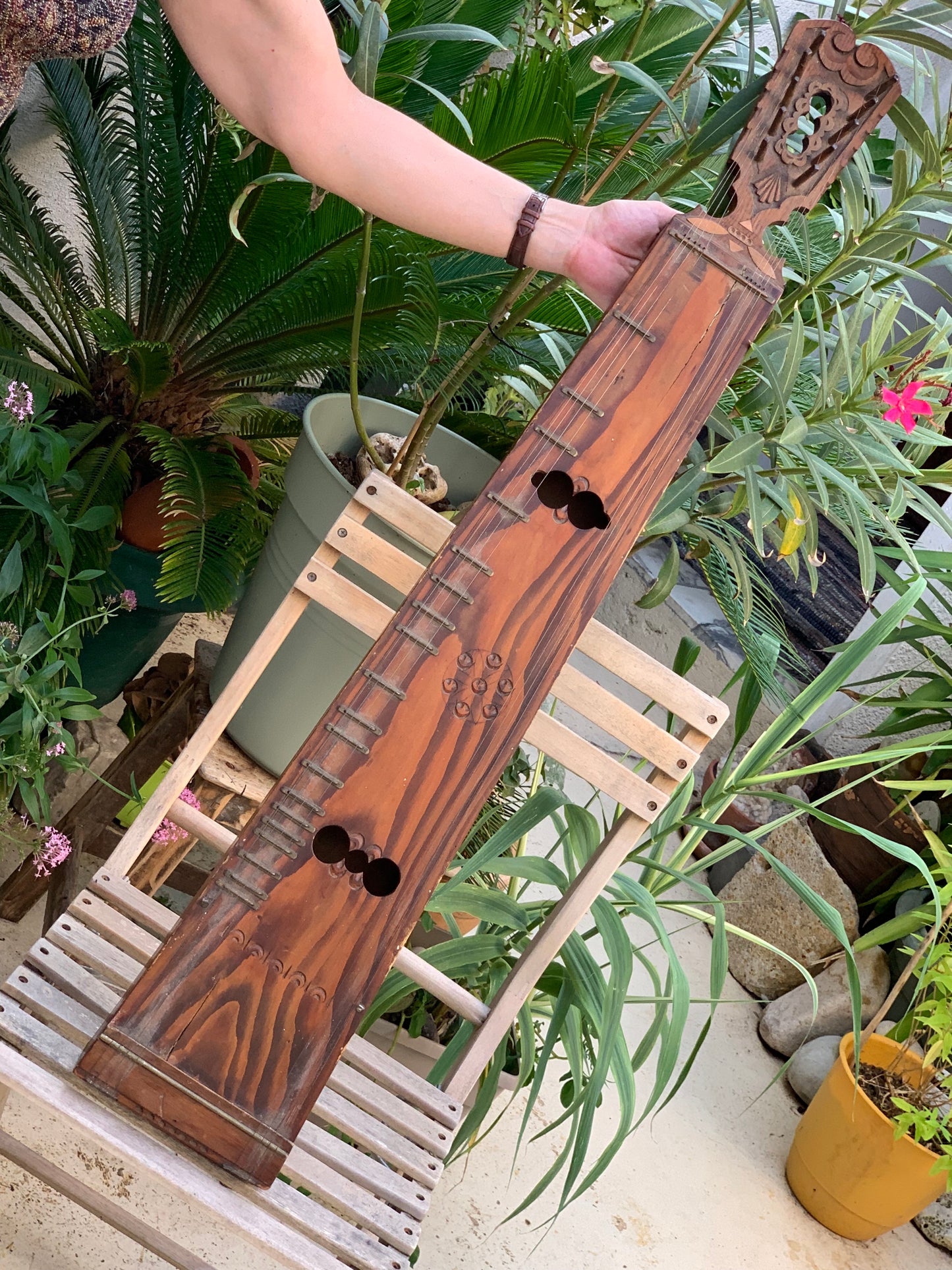 Epinette des Vosges, authentique instrument ancien en bois, prêt à jouer, livrer sans housse. 100 cm x 17 x 7 avec 5 cordes sympathique + 5 cordes de jeux !