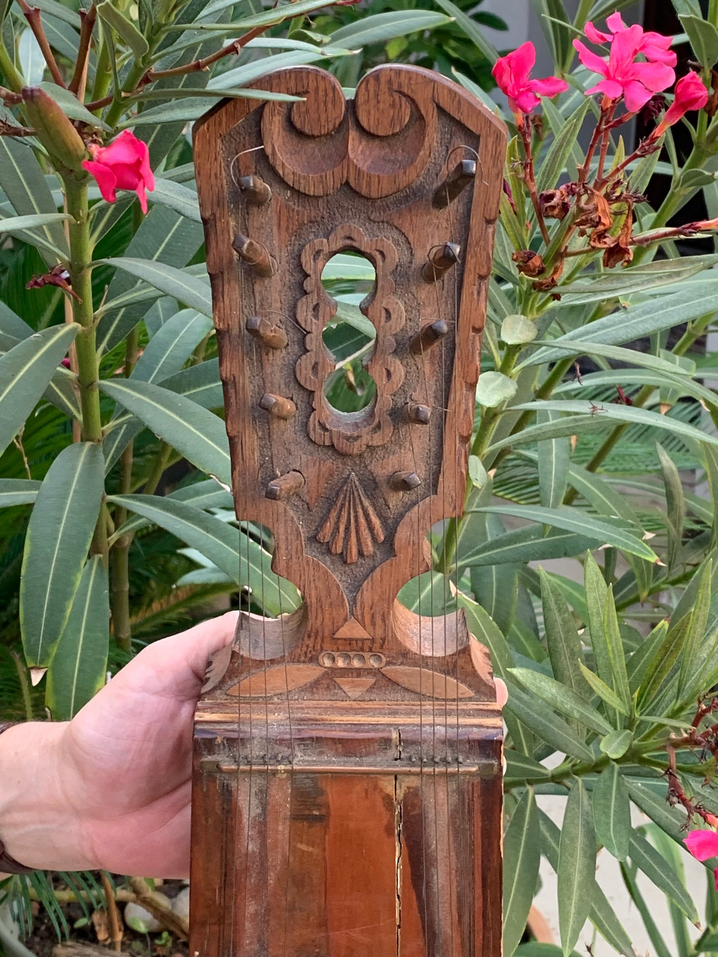 Epinette des Vosges, authentique instrument ancien en bois, prêt à jouer, livrer sans housse. 100 cm x 17 x 7 avec 5 cordes sympathique + 5 cordes de jeux !