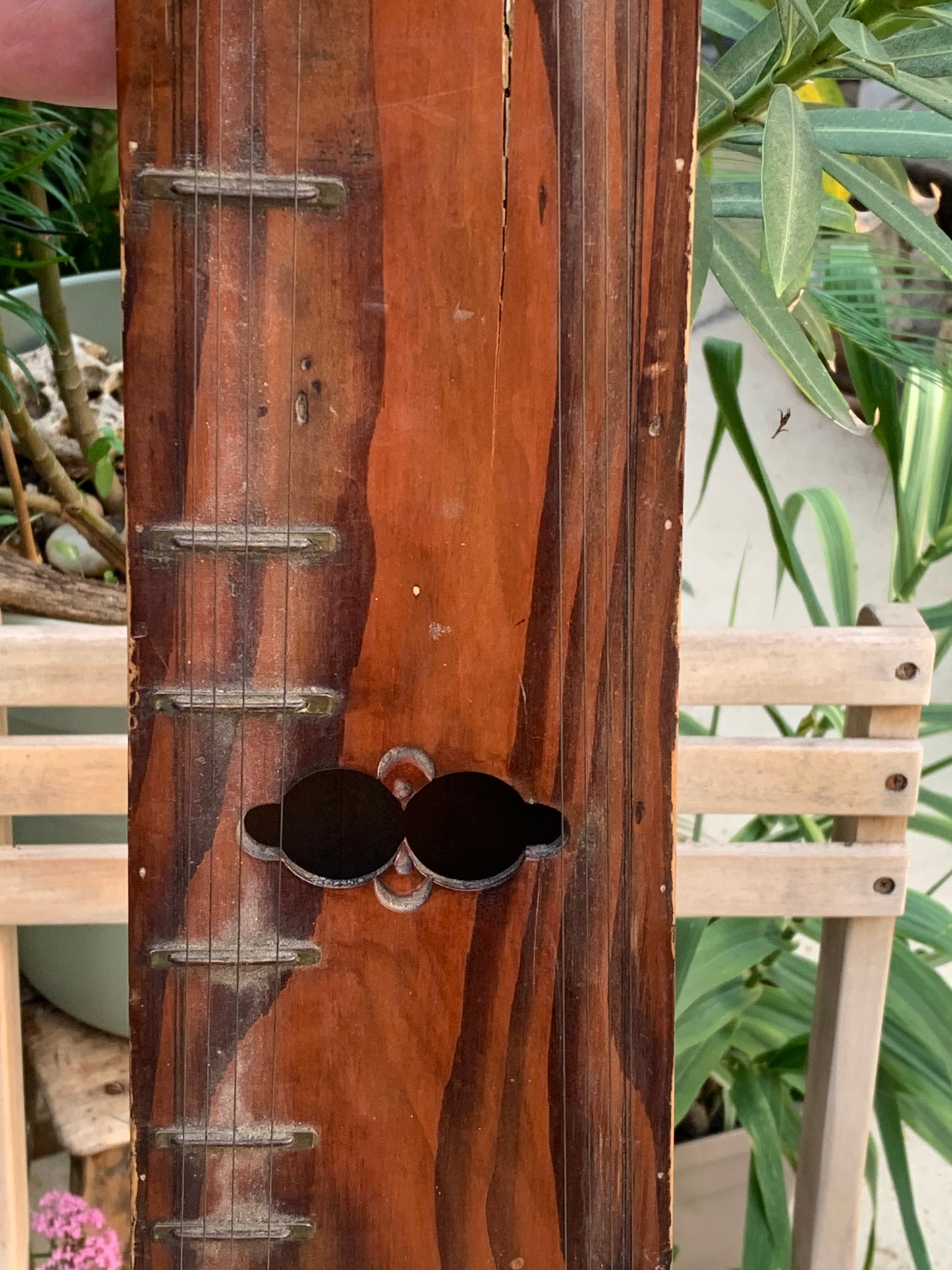 Epinette des Vosges, authentique instrument ancien en bois, prêt à jouer, livrer sans housse. 100 cm x 17 x 7 avec 5 cordes sympathique + 5 cordes de jeux !