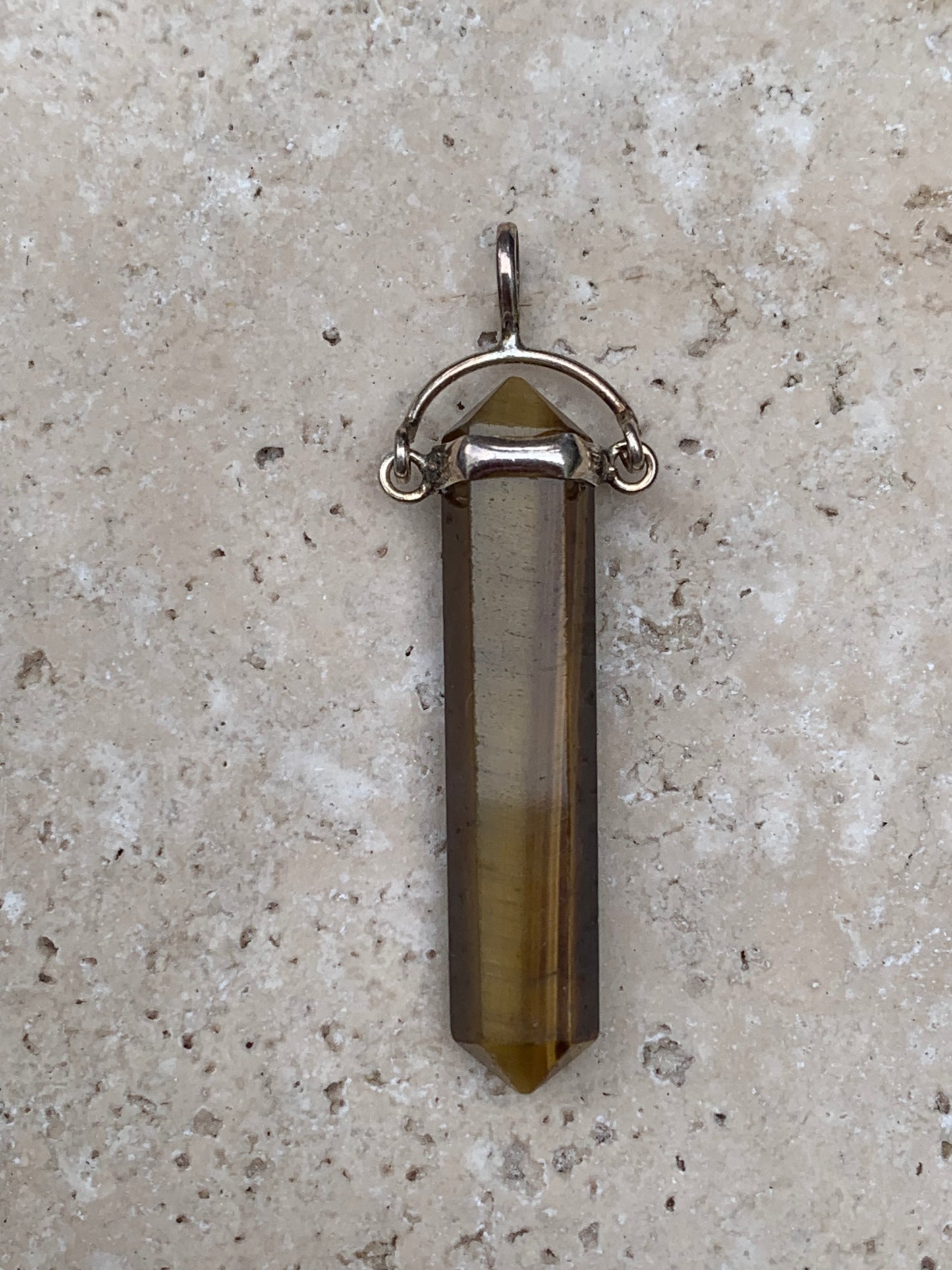 Pendentifs de cristaux 'laser' à pointe biterminée avec attache articulée, au choix : Cristal, quartz rose, améthyste, obsidienne, oeil de tigre ! De 37 millimètres x 8 millimètres de diamètre. Vendu avec cordon réglable de couleur noire !