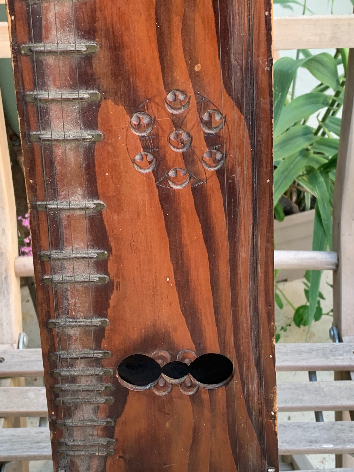 Epinette des Vosges, authentique instrument ancien en bois, prêt à jouer, livrer sans housse. 100 cm x 17 x 7 avec 5 cordes sympathique + 5 cordes de jeux !