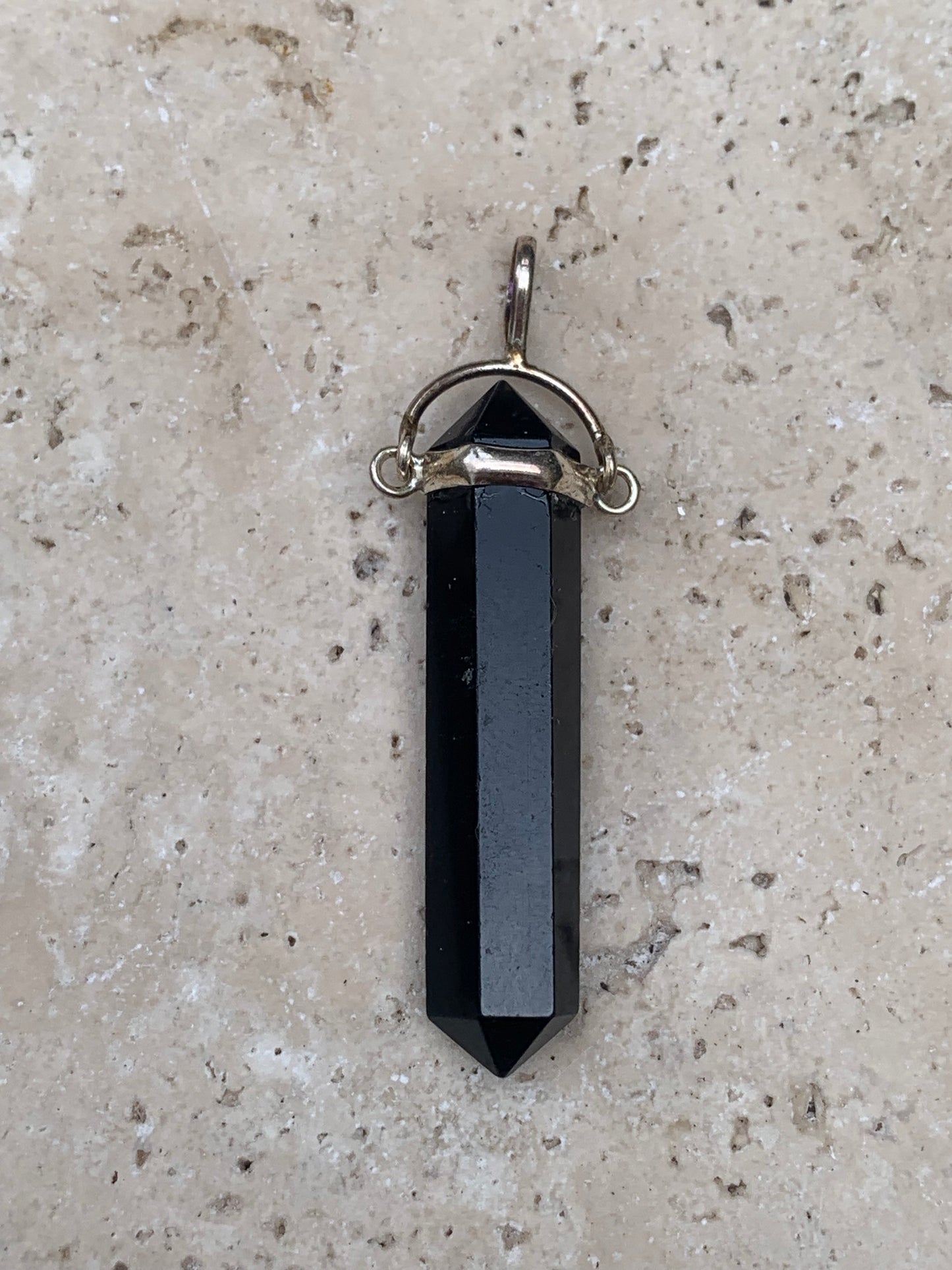 Pendentifs de cristaux 'laser' à pointe biterminée avec attache articulée, au choix : Cristal, quartz rose, améthyste, obsidienne, oeil de tigre ! De 37 millimètres x 8 millimètres de diamètre. Vendu avec cordon réglable de couleur noire !