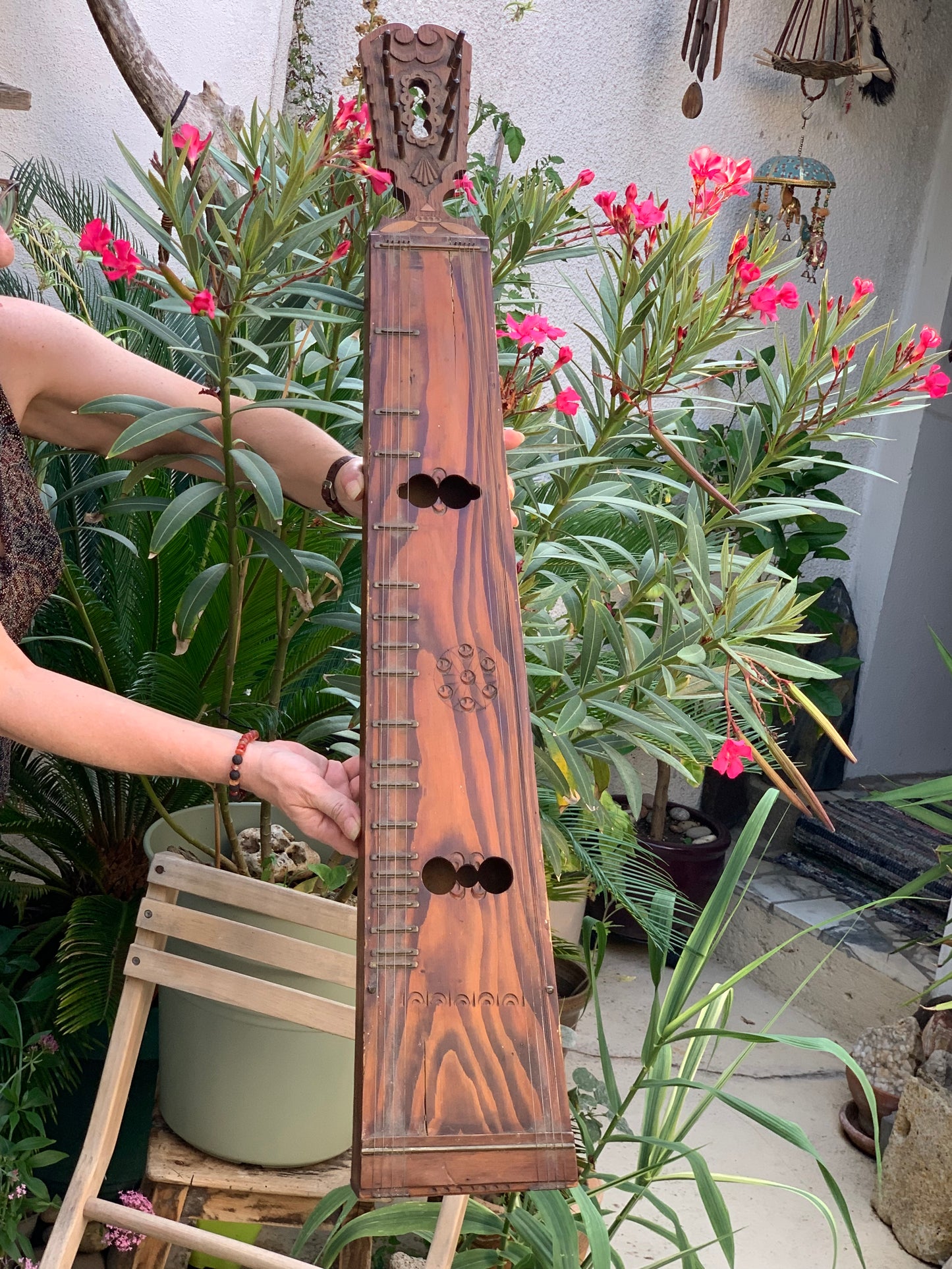 Epinette des Vosges, authentique instrument ancien en bois, prêt à jouer, livrer sans housse. 100 cm x 17 x 7 avec 5 cordes sympathique + 5 cordes de jeux !
