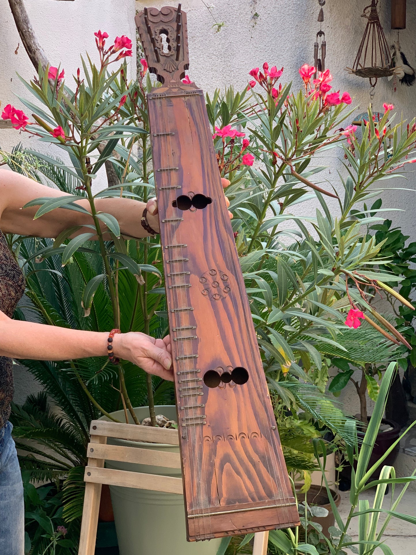 Epinette des Vosges, authentique instrument ancien en bois, prêt à jouer, livrer sans housse. 100 cm x 17 x 7 avec 5 cordes sympathique + 5 cordes de jeux !