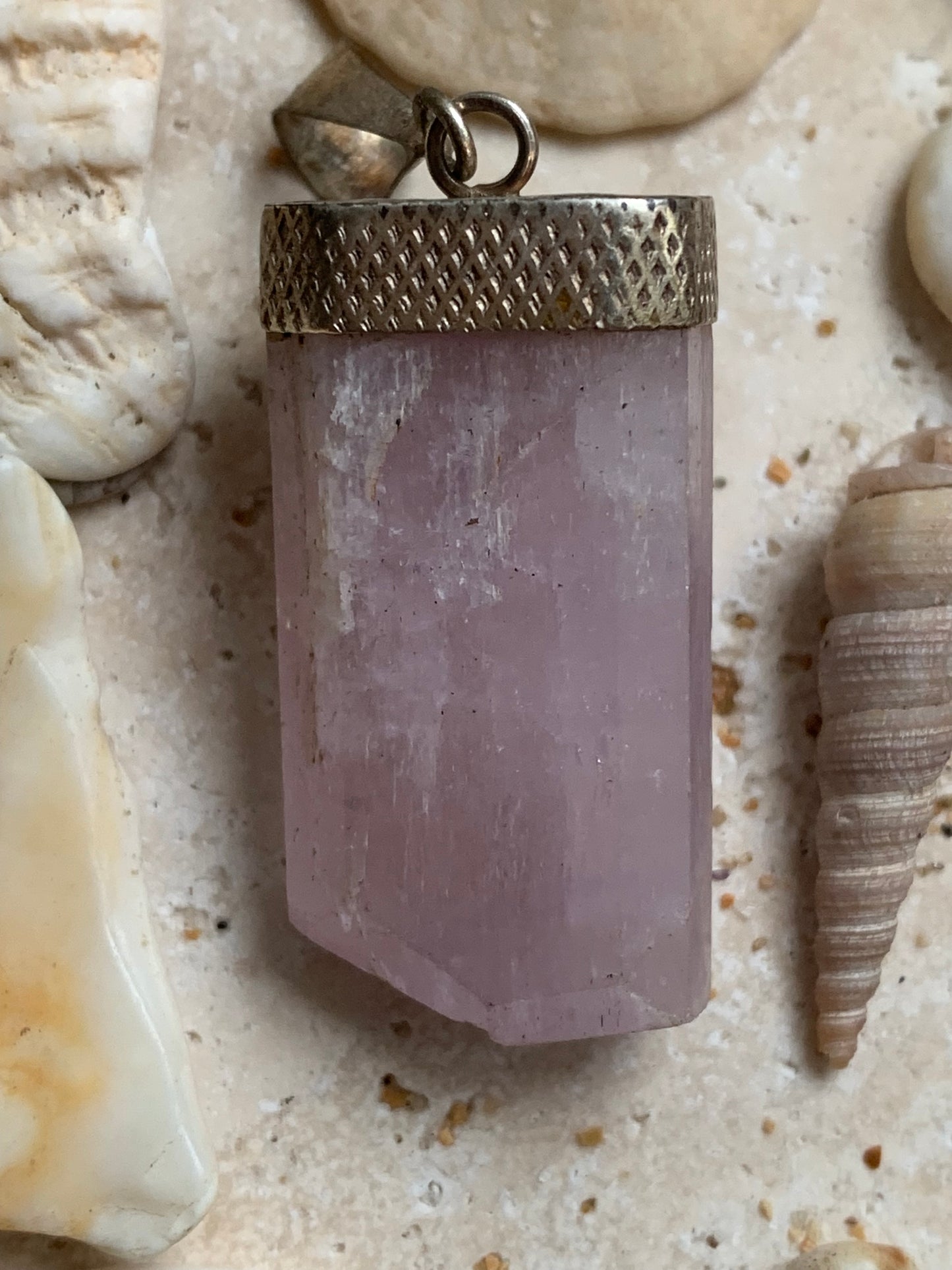 Kunzite avec péridot, pendentif sertis sur Argent ! Pièce unique de 48 millimètres de hauteur x 16 millimètres de largeur x 15 d'épaisseur. Vendu avec cordon réglable de couleur noire !