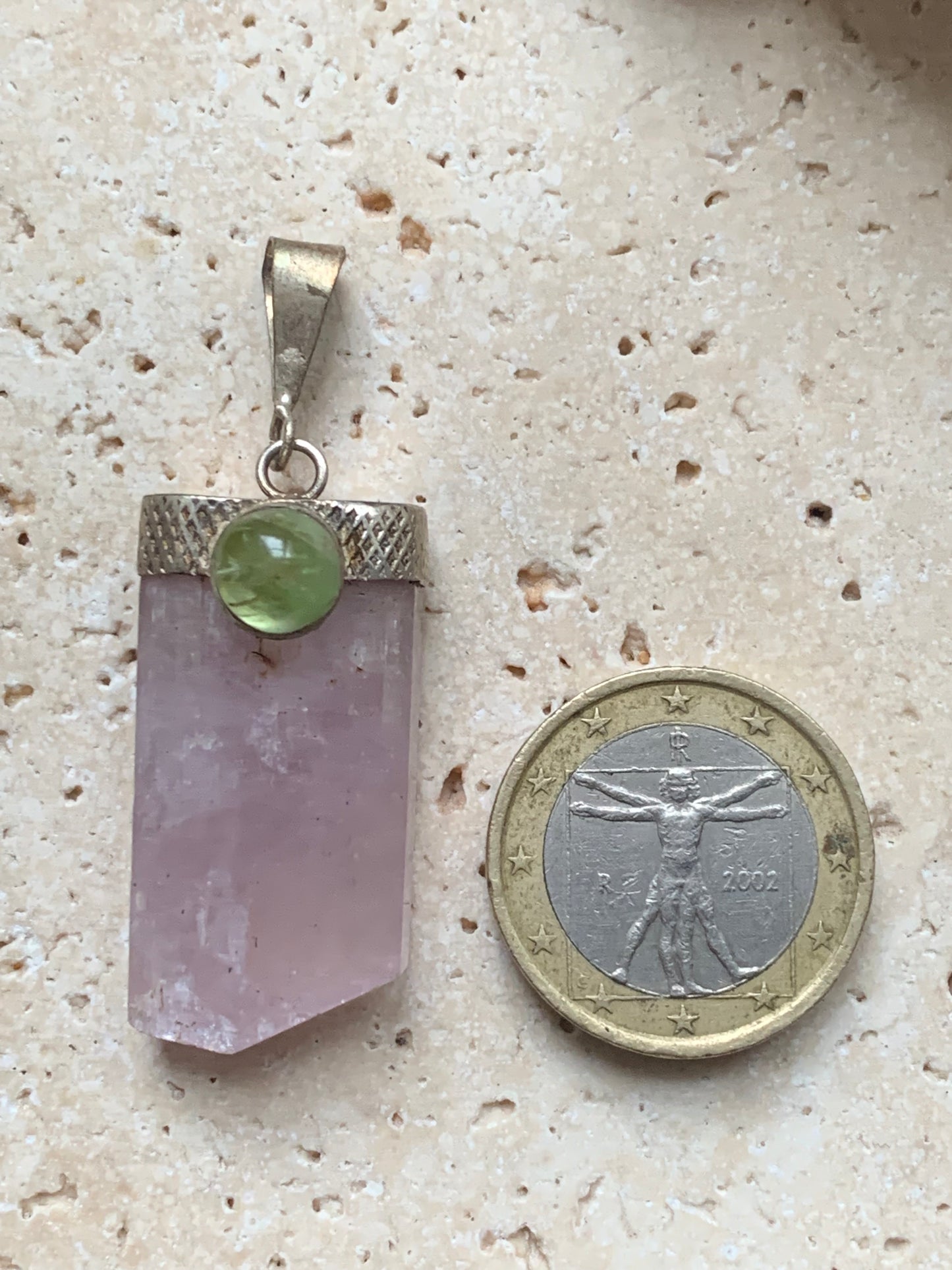 Kunzite avec péridot, pendentif sertis sur Argent ! Pièce unique de 48 millimètres de hauteur x 16 millimètres de largeur x 15 d'épaisseur. Vendu avec cordon réglable de couleur noire !