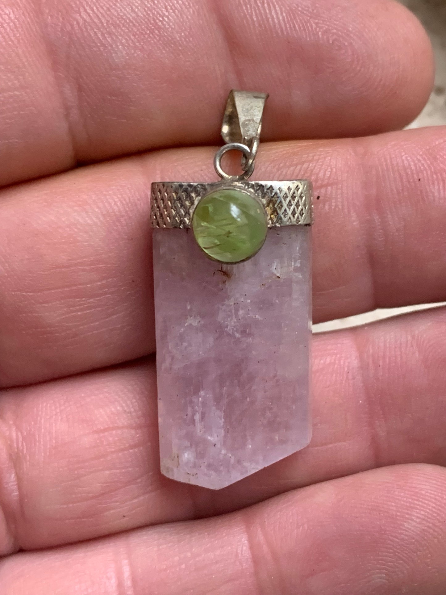 Kunzite avec péridot, pendentif sertis sur Argent ! Pièce unique de 48 millimètres de hauteur x 16 millimètres de largeur x 15 d'épaisseur. Vendu avec cordon réglable de couleur noire !