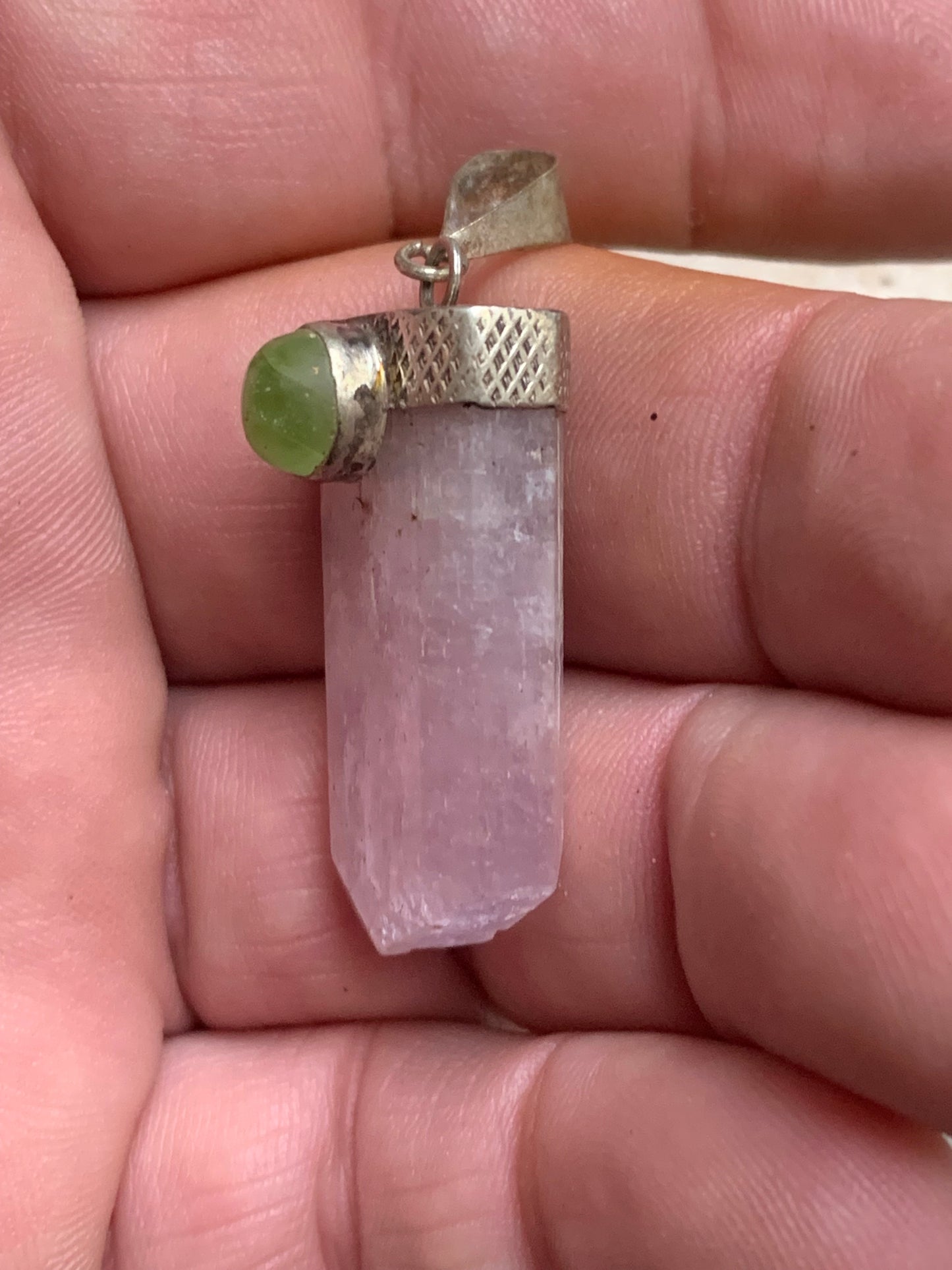 Kunzite avec péridot, pendentif sertis sur Argent ! Pièce unique de 48 millimètres de hauteur x 16 millimètres de largeur x 15 d'épaisseur. Vendu avec cordon réglable de couleur noire !