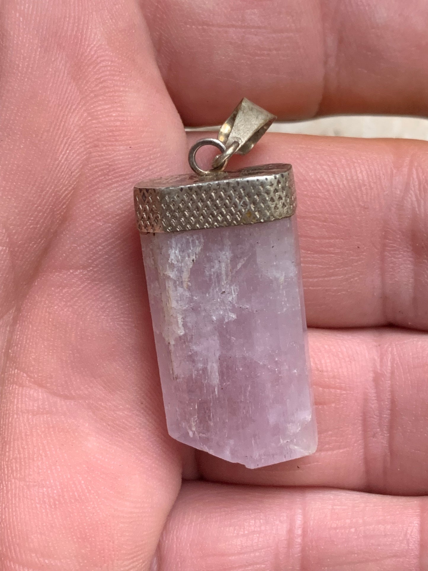 Kunzite avec péridot, pendentif sertis sur Argent ! Pièce unique de 48 millimètres de hauteur x 16 millimètres de largeur x 15 d'épaisseur. Vendu avec cordon réglable de couleur noire !