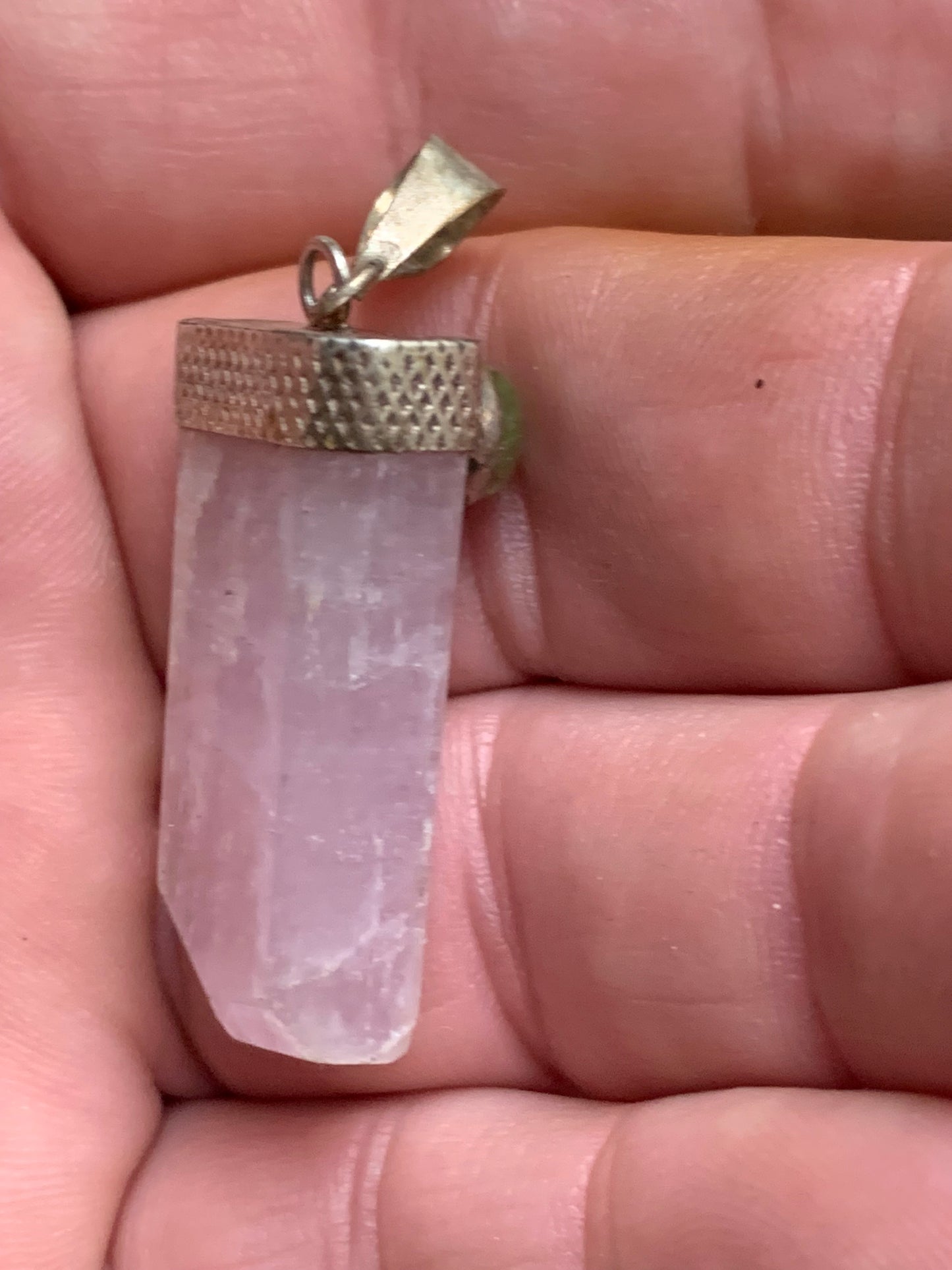 Kunzite avec péridot, pendentif sertis sur Argent ! Pièce unique de 48 millimètres de hauteur x 16 millimètres de largeur x 15 d'épaisseur. Vendu avec cordon réglable de couleur noire !