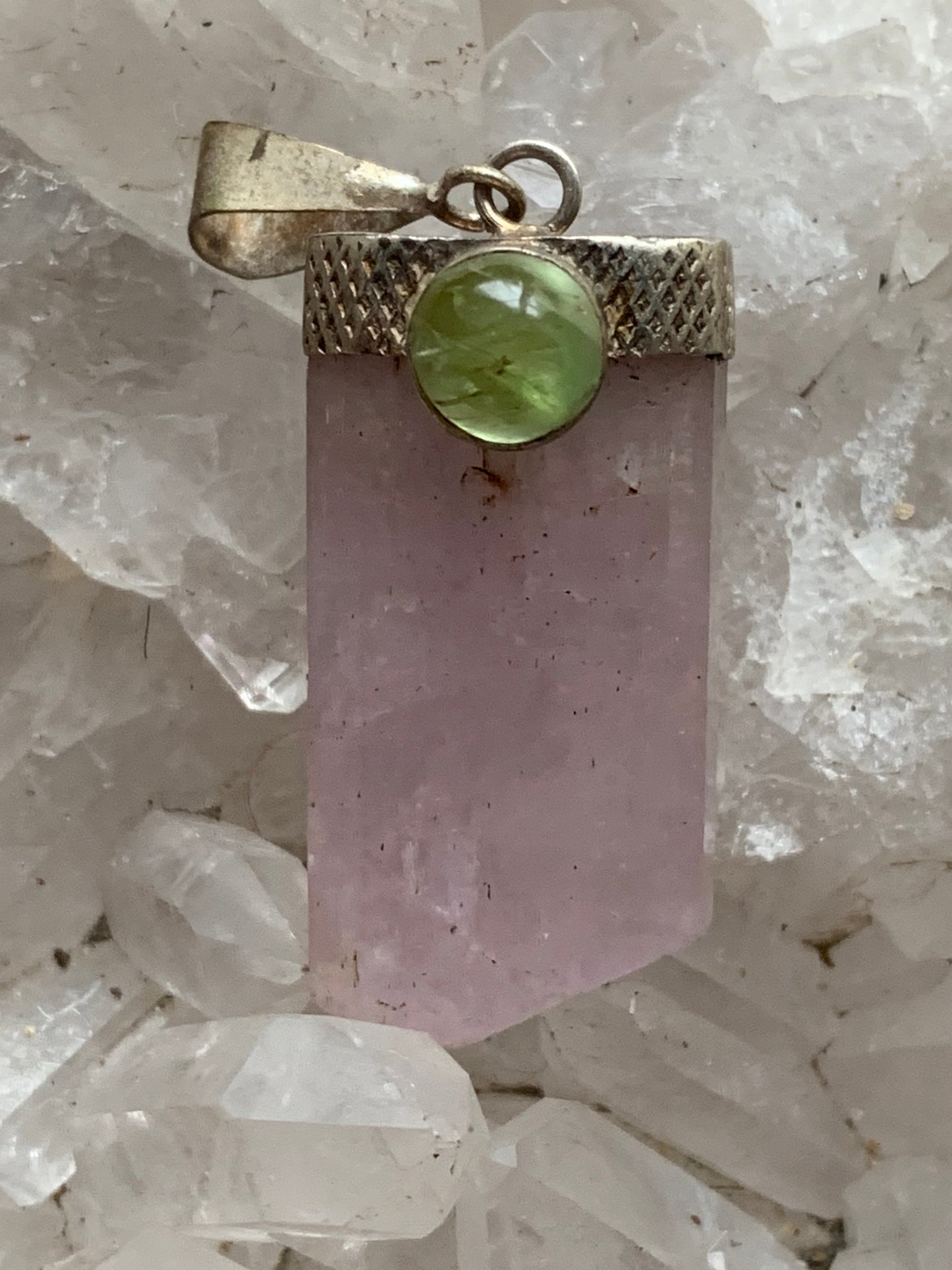 Kunzite avec péridot, pendentif sertis sur Argent ! Pièce unique de 48 millimètres de hauteur x 16 millimètres de largeur x 15 d'épaisseur. Vendu avec cordon réglable de couleur noire !