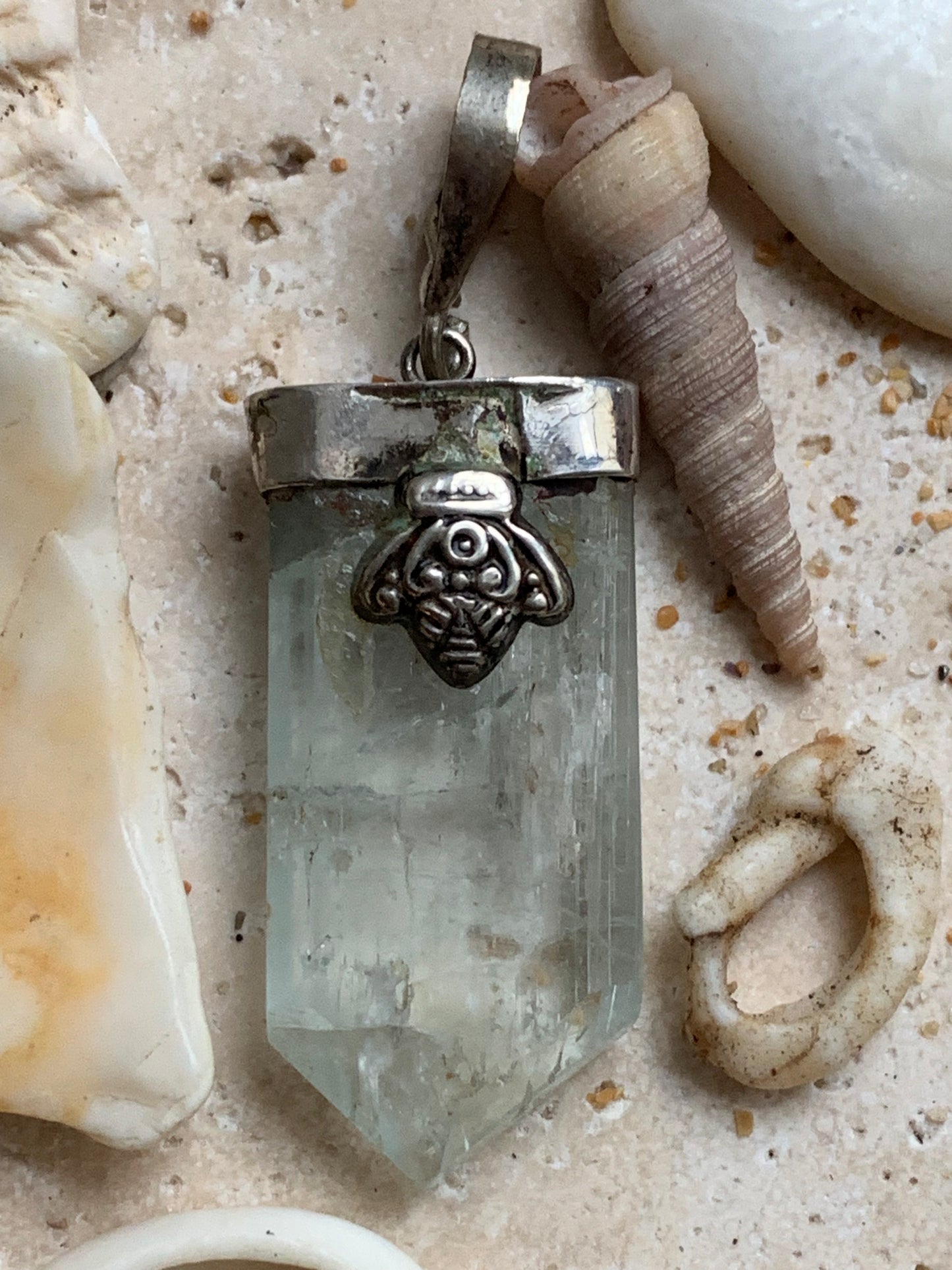 Aigue-marine, pendentif Argent avec fantaisie en métal ! Pièce unique de 45 mm de hauteur x 15 mm x 9 d'épaisseur. Vendu avec cordon réglable noire !
