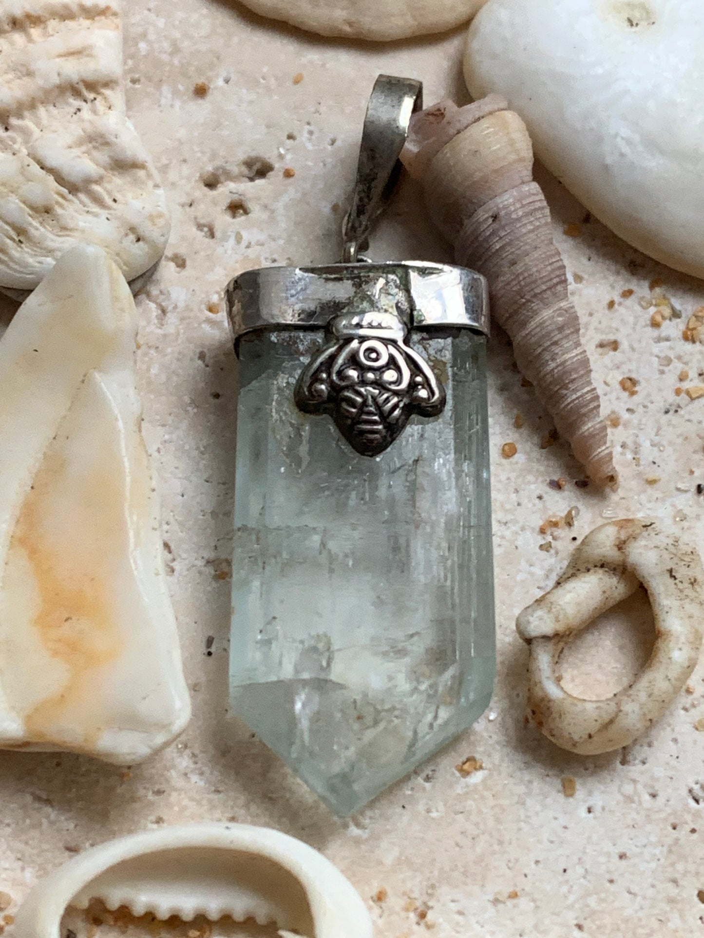 Aigue-marine, pendentif Argent avec fantaisie en métal ! Pièce unique de 45 mm de hauteur x 15 mm x 9 d'épaisseur. Vendu avec cordon réglable noire !