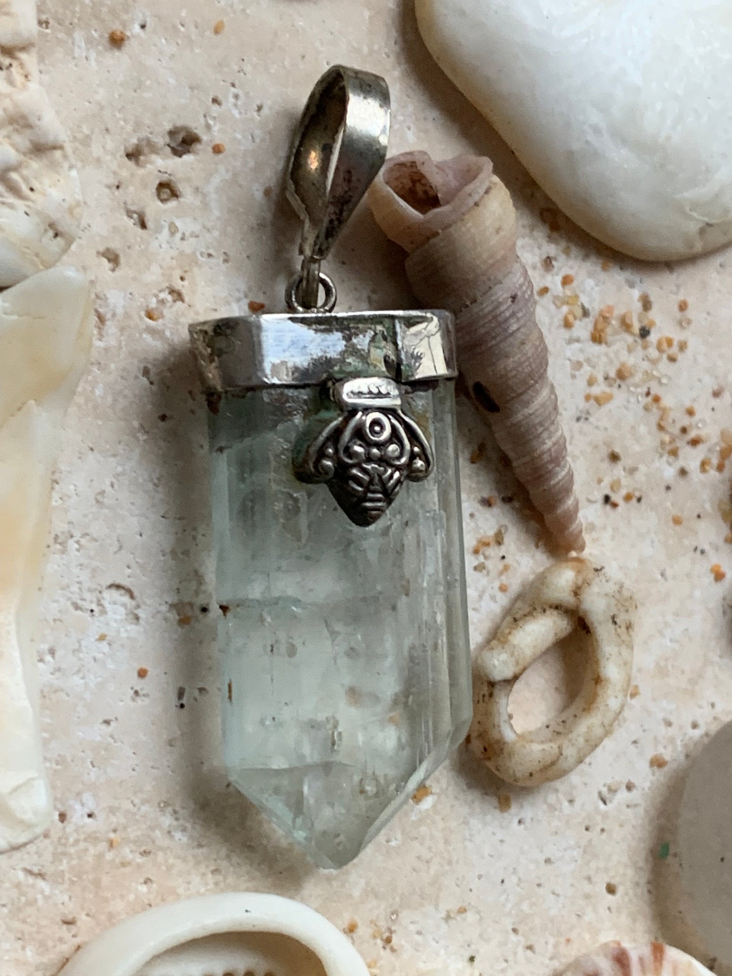 Aigue-marine, pendentif Argent avec fantaisie en métal ! Pièce unique de 45 mm de hauteur x 15 mm x 9 d'épaisseur. Vendu avec cordon réglable noire !