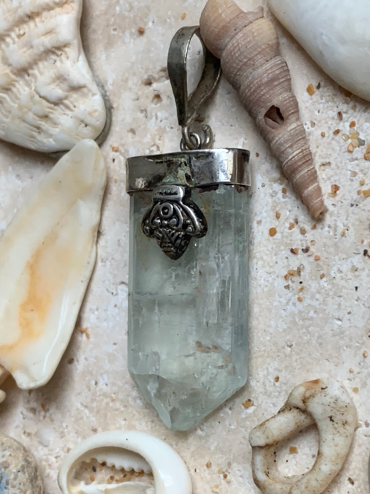 Aigue-marine, pendentif Argent avec fantaisie en métal ! Pièce unique de 45 mm de hauteur x 15 mm x 9 d'épaisseur. Vendu avec cordon réglable noire !