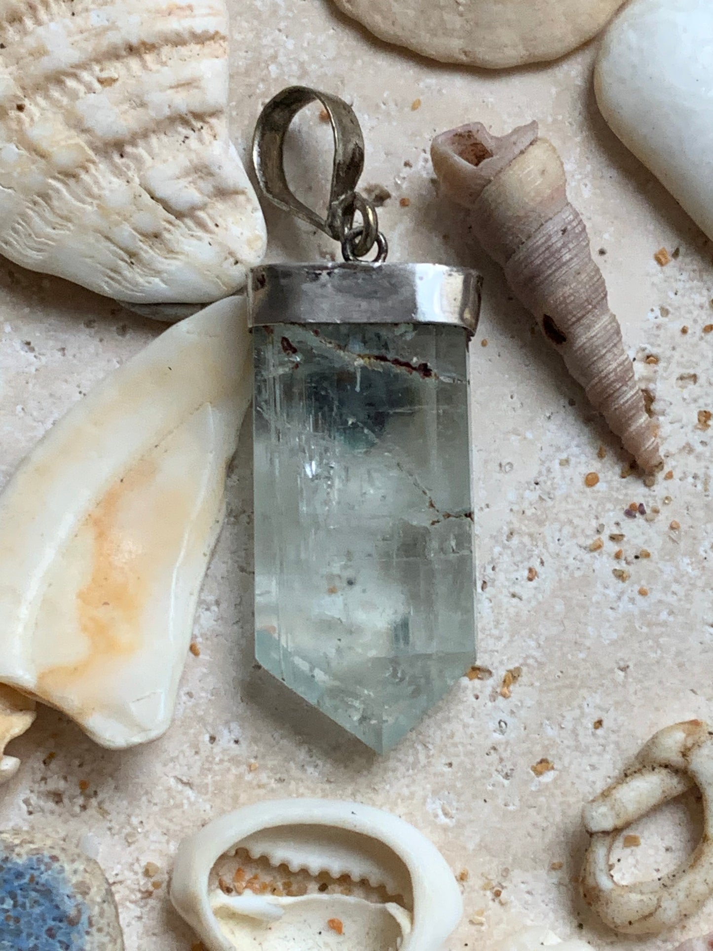 Aigue-marine, pendentif Argent avec fantaisie en métal ! Pièce unique de 45 mm de hauteur x 15 mm x 9 d'épaisseur. Vendu avec cordon réglable noire !