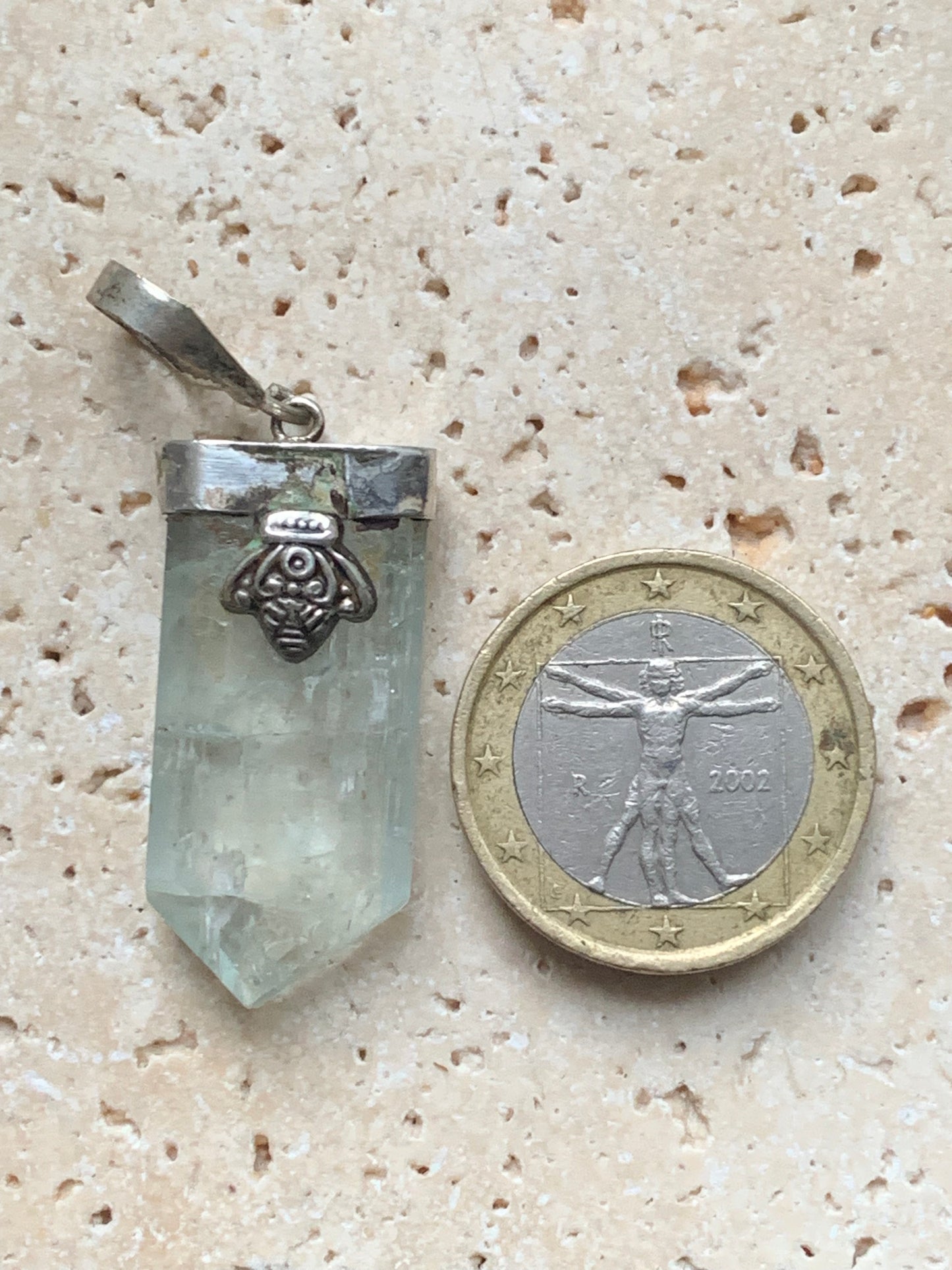 Aigue-marine, pendentif Argent avec fantaisie en métal ! Pièce unique de 45 mm de hauteur x 15 mm x 9 d'épaisseur. Vendu avec cordon réglable noire !