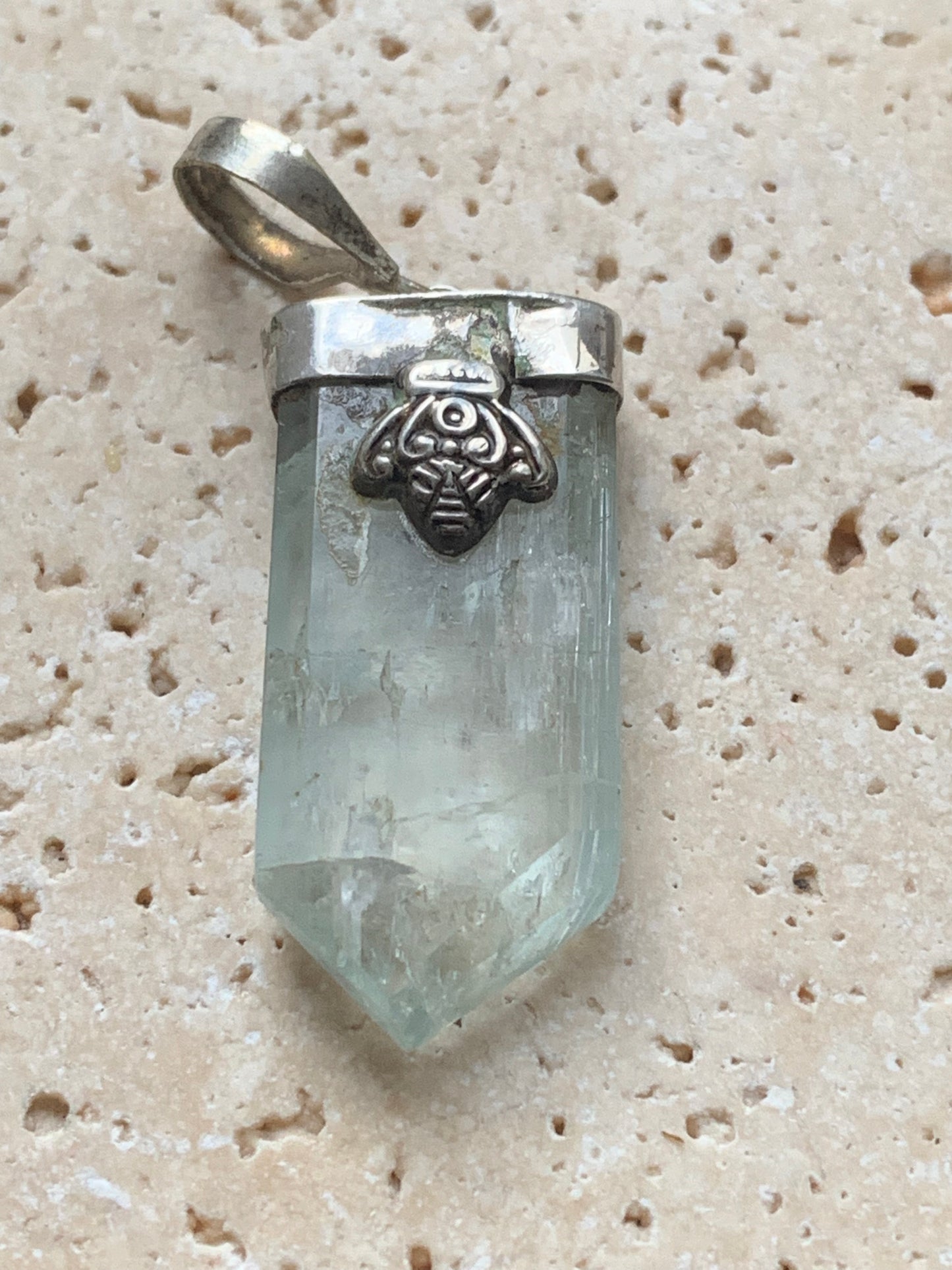Aigue-marine, pendentif Argent avec fantaisie en métal ! Pièce unique de 45 mm de hauteur x 15 mm x 9 d'épaisseur. Vendu avec cordon réglable noire !