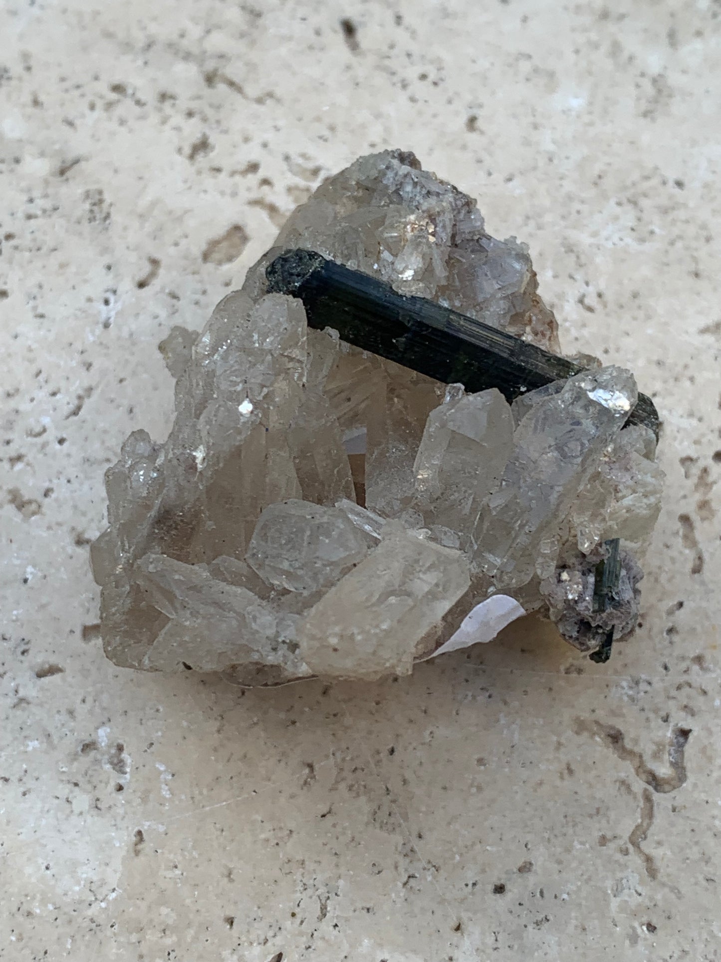 Tourmaline verte/ Verdélite sur cristal de quartz, spécimen naturel de 47 x 40 x 36 mm - 38,7 grammes environ. Magnifique pièce de verdélite au milieu de cristaux de quartz facettés !