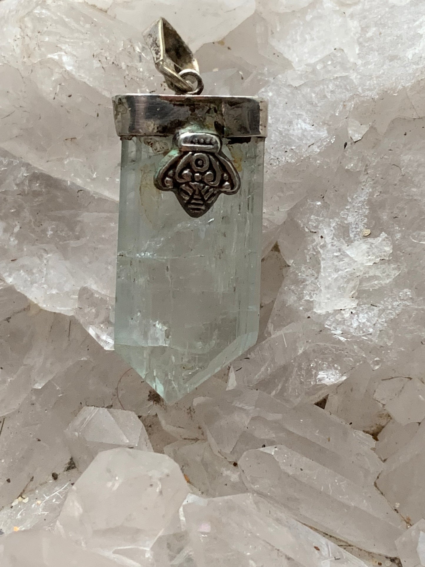 Aigue-marine, pendentif Argent avec fantaisie en métal ! Pièce unique de 45 mm de hauteur x 15 mm x 9 d'épaisseur. Vendu avec cordon réglable noire !