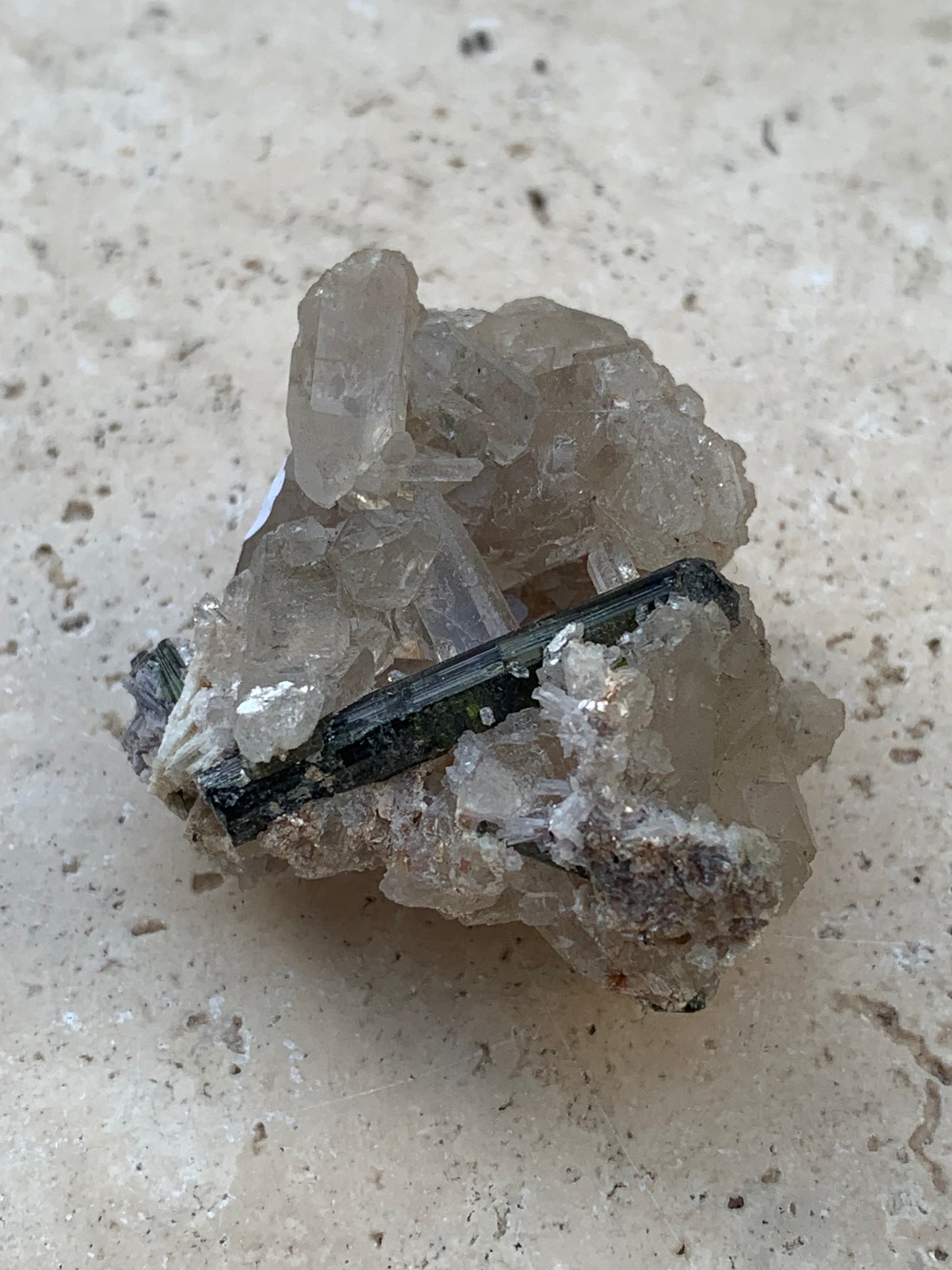 Tourmaline verte/ Verdélite sur cristal de quartz, spécimen naturel de 47 x 40 x 36 mm - 38,7 grammes environ. Magnifique pièce de verdélite au milieu de cristaux de quartz facettés !