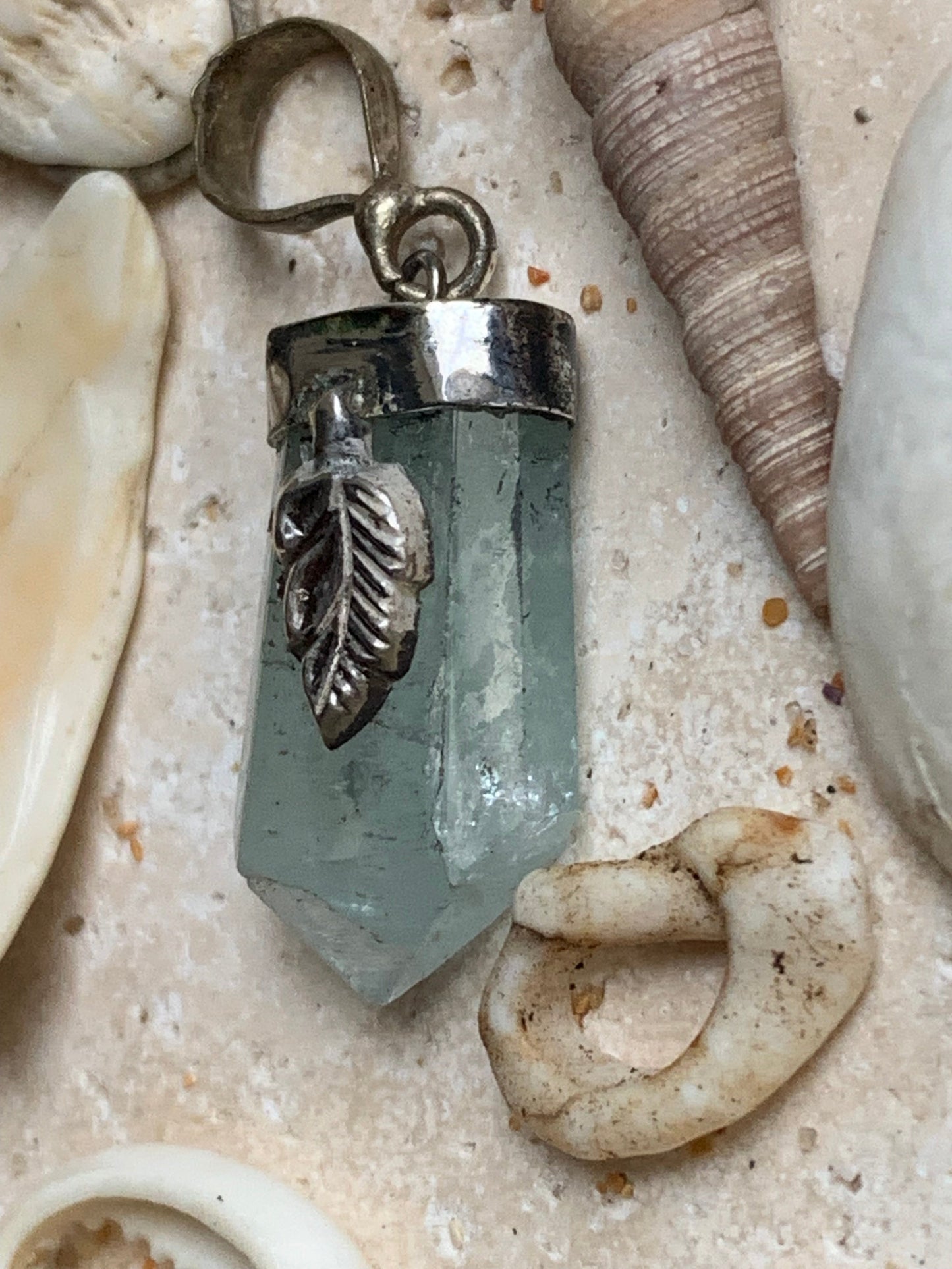 Aigue-marine, pendentif Argent avec fantaisie en métal ! Pièce unique de 38mmx12 x 12. Vendu avec cordon réglable de couleur noire. Fait au Pakistan !
