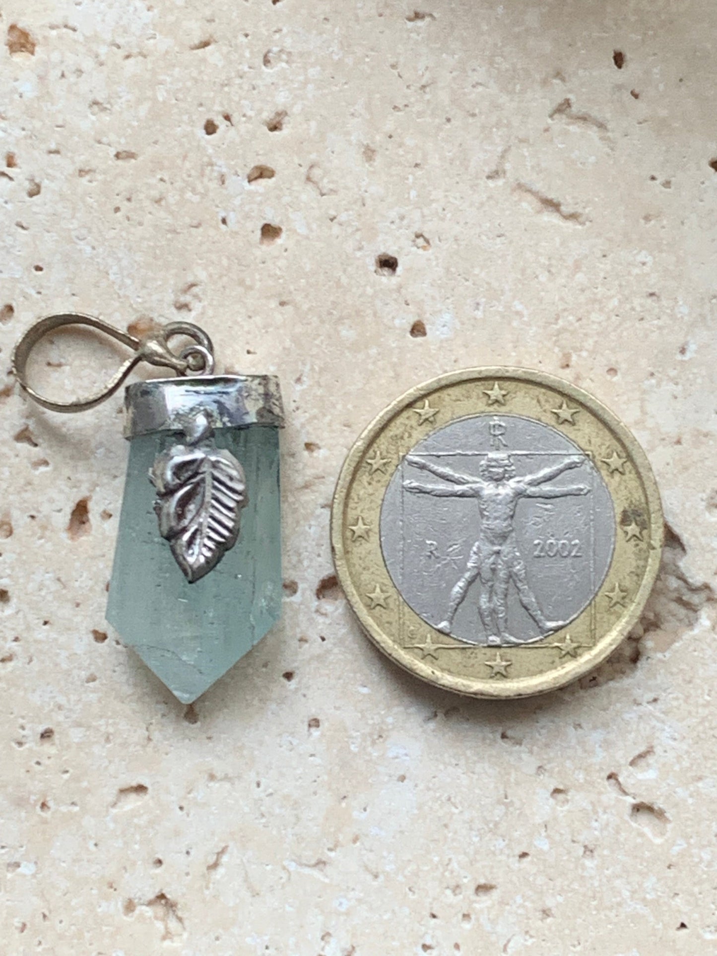 Aigue-marine, pendentif Argent avec fantaisie en métal ! Pièce unique de 38mmx12 x 12. Vendu avec cordon réglable de couleur noire. Fait au Pakistan !