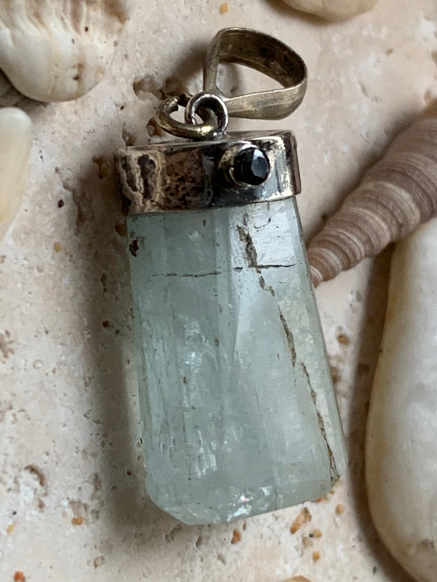 Aigue-marine, pendentif sertis sur Argent avec tourmaline noire sertis ! Pièce unique de 38 millimètres de hauteur x 12 millimètres de largeur x 8 d'épaisseur. Vendu avec cordon réglable de couleur noire. Fait au Pakistan !