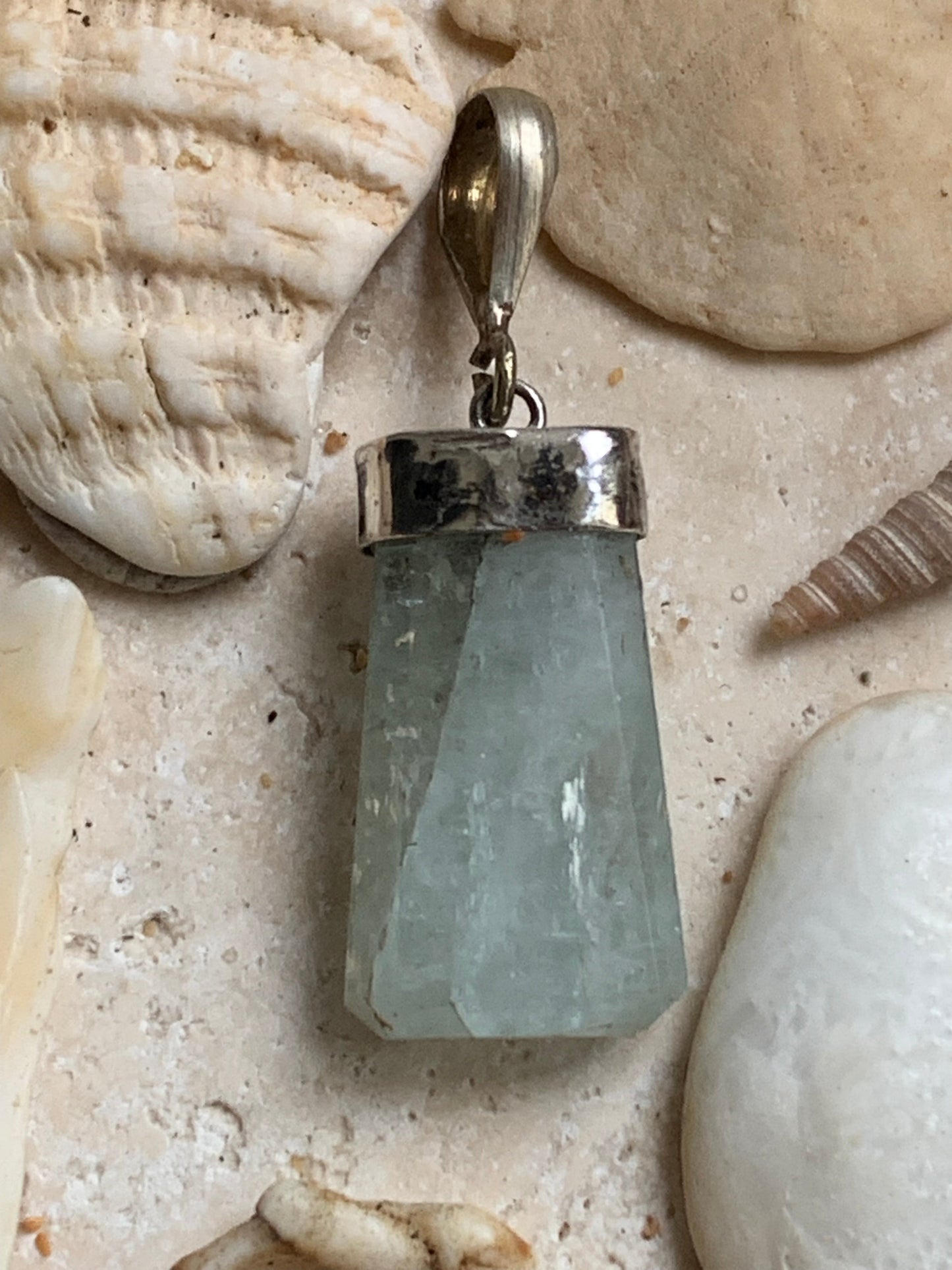 Aigue-marine, pendentif sertis sur Argent avec tourmaline noire sertis ! Pièce unique de 38 millimètres de hauteur x 12 millimètres de largeur x 8 d'épaisseur. Vendu avec cordon réglable de couleur noire. Fait au Pakistan !