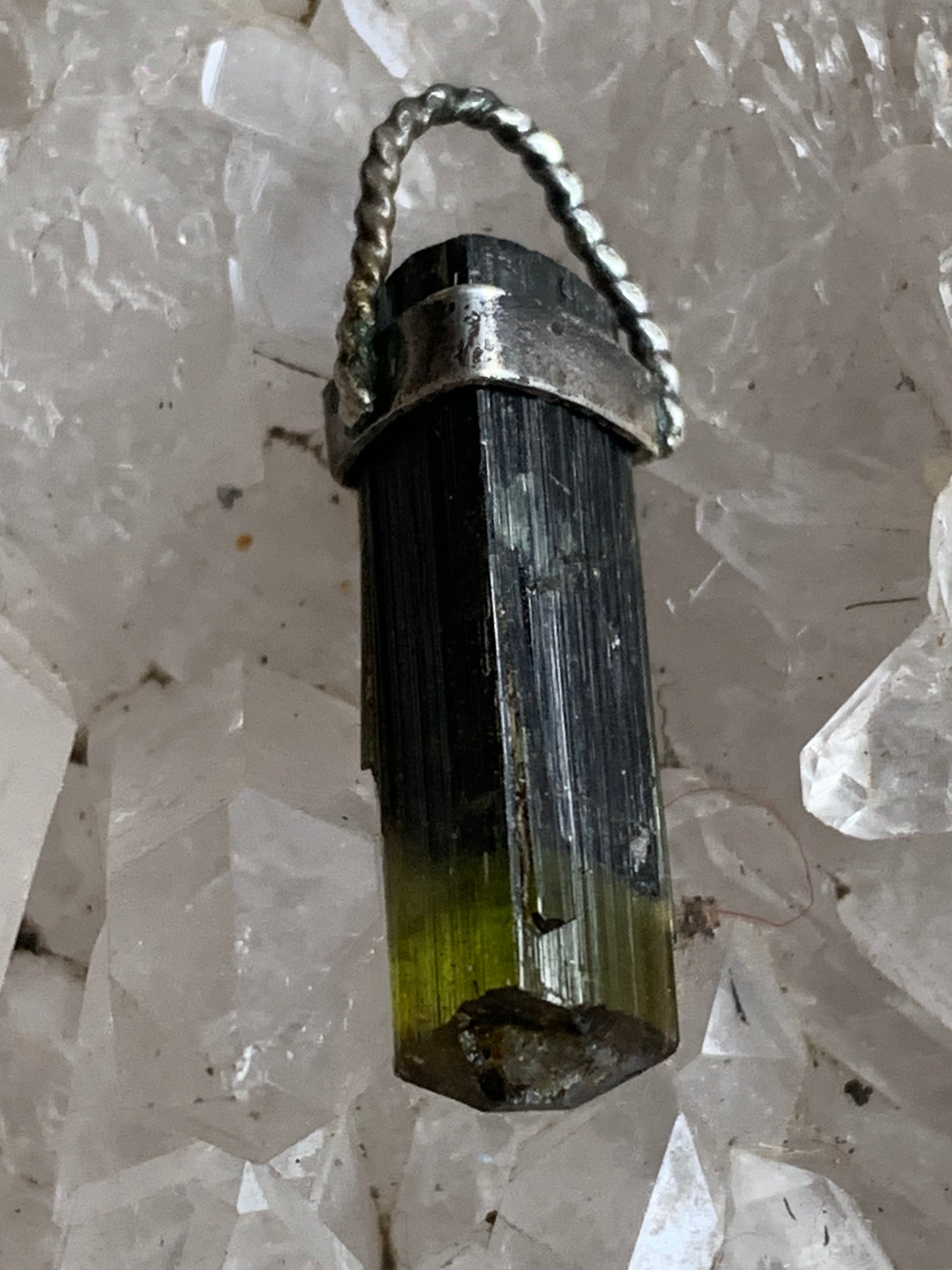 Tourmaline verte ou Verdélite ! Pièce unique en Argent de 32 millimètres de hauteur x 9 millimètres de largeur x 8 d'épaisseur. Vendu avec cordon réglable de couleur noire. Fait par Gen & Zen !