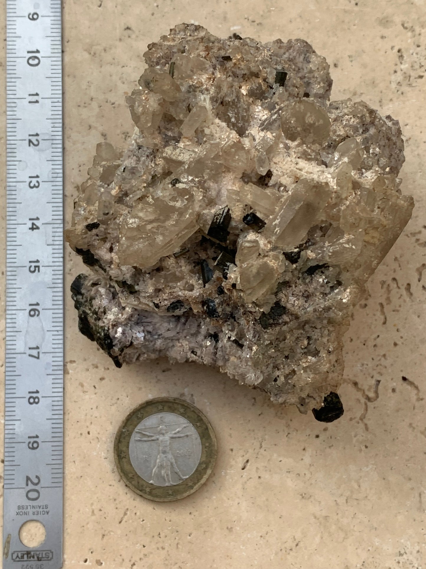 Tourmaline verte/ Verdélite sur cristal de quartz, spécimen naturel de 80 x 62 x 60 mm - 267 grammes environ. D’innombrables cristaux sur macle !