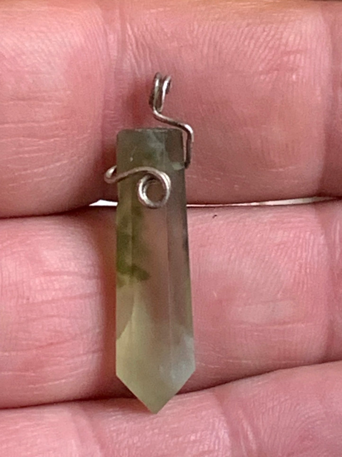 Jade ! Pendentif unique en Argent d'une pierre rare, 32 mm de hauteur x 6 de largeur x 5 d'épaisseur. Vendu avec cordon réglable de couleur noire. Fait par Gen & Zen !