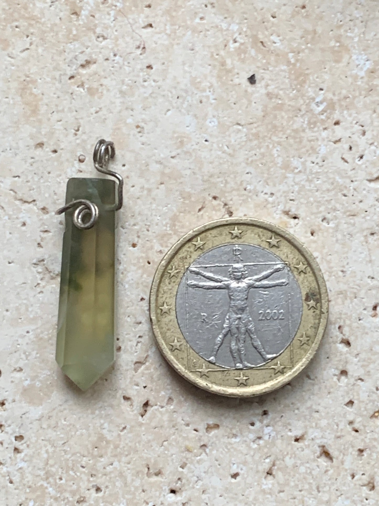 Jade ! Pendentif unique en Argent d'une pierre rare, 32 mm de hauteur x 6 de largeur x 5 d'épaisseur. Vendu avec cordon réglable de couleur noire. Fait par Gen & Zen !