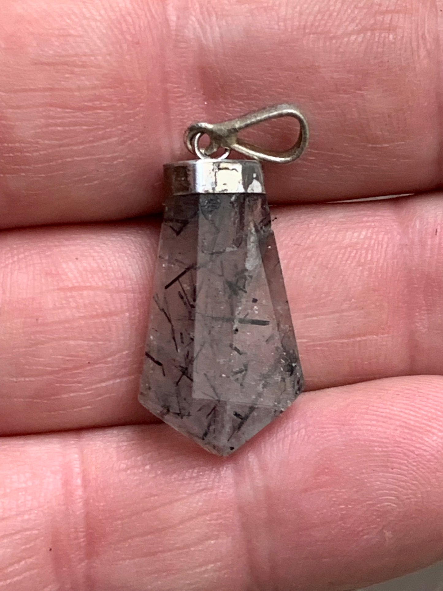 Cristal de roche/ quartz avec inclusions de tourmaline noire ! Pendentif en Argent, 38 mm de hauteur x 14 de largeur x 7 d'épaisseur. Vendu avec cordon réglable de couleur noire ! Un bijou unique, pour ceux qui aiment marcher entre lumière et mystère.