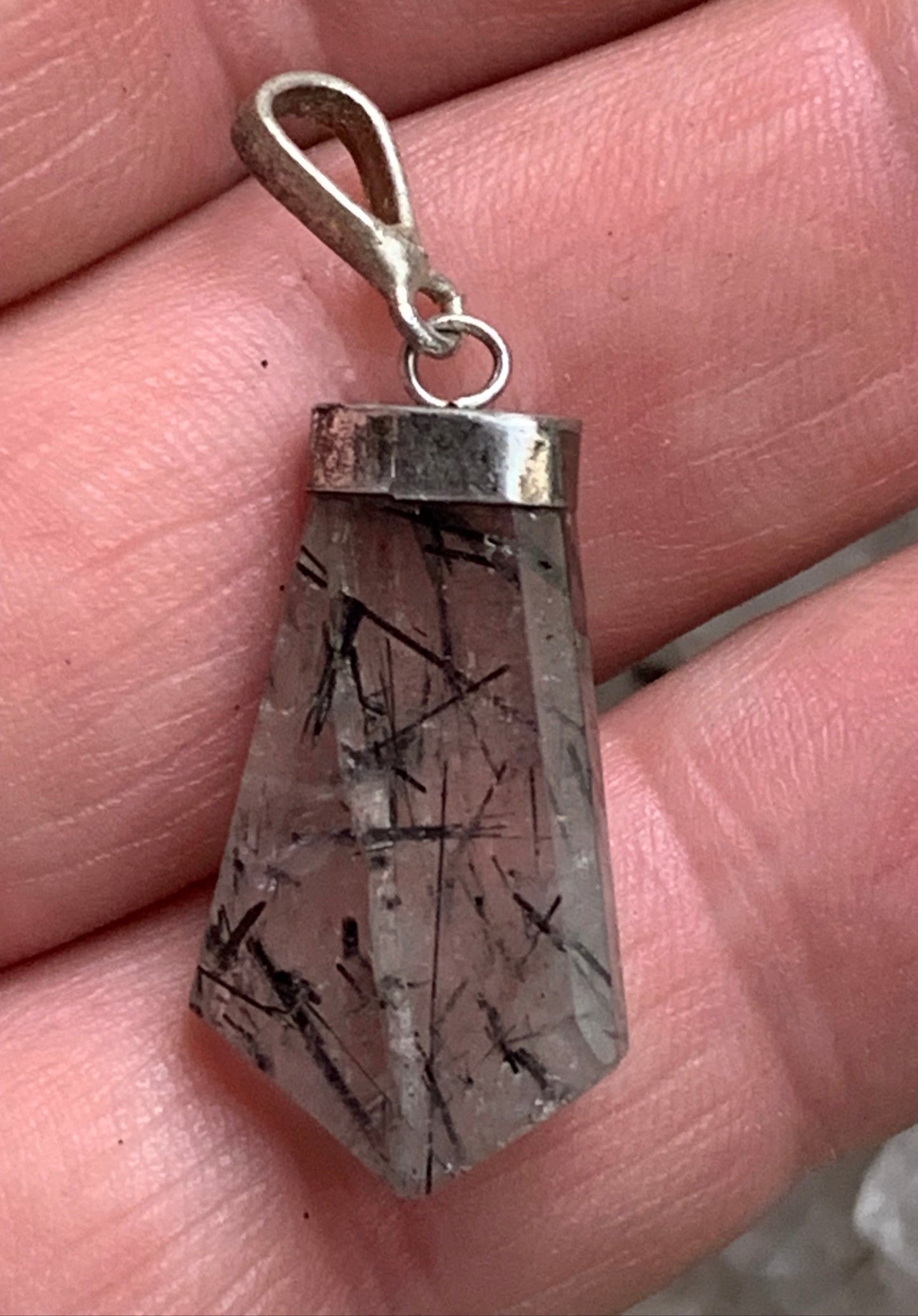 Cristal de roche/ quartz avec inclusions de tourmaline noire ! Pendentif en Argent, 38 mm de hauteur x 14 de largeur x 7 d'épaisseur. Vendu avec cordon réglable de couleur noire ! Un bijou unique, pour ceux qui aiment marcher entre lumière et mystère.