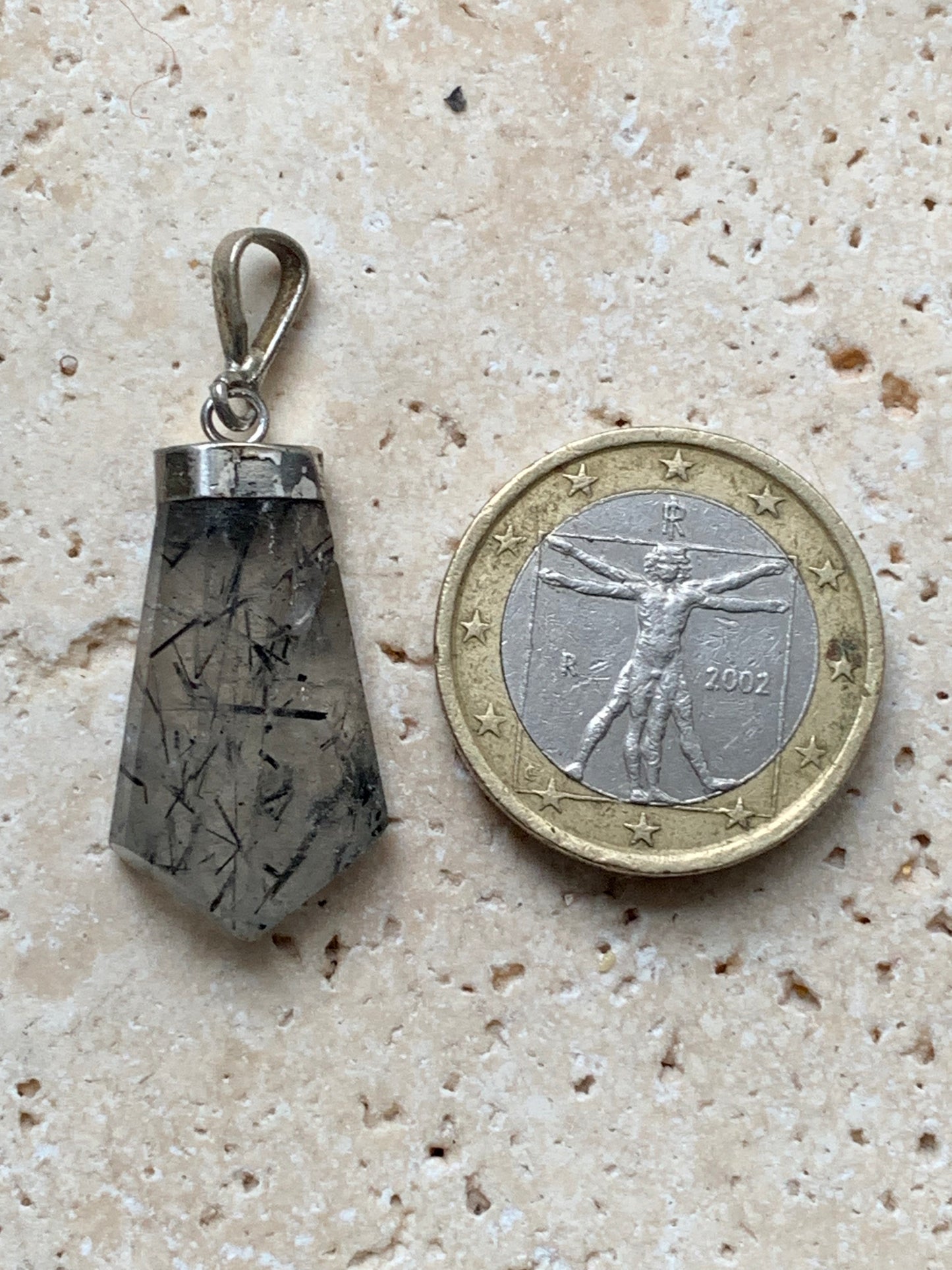 Cristal de roche/ quartz avec inclusions de tourmaline noire ! Pendentif en Argent, 38 mm de hauteur x 14 de largeur x 7 d'épaisseur. Vendu avec cordon réglable de couleur noire ! Un bijou unique, pour ceux qui aiment marcher entre lumière et mystère.