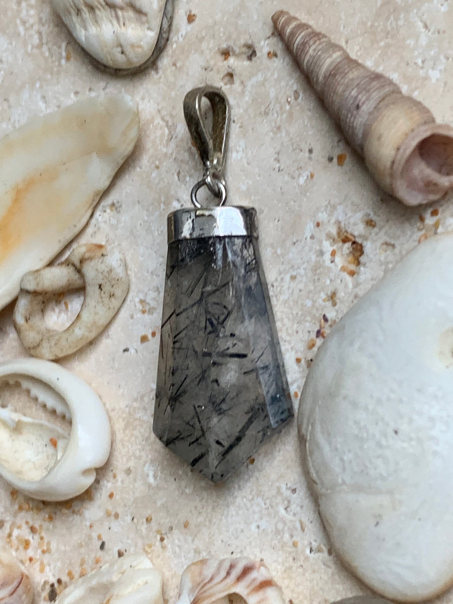 Cristal de roche/ quartz avec inclusions de tourmaline noire ! Pendentif en Argent, 38 mm de hauteur x 14 de largeur x 7 d'épaisseur. Vendu avec cordon réglable de couleur noire ! Un bijou unique, pour ceux qui aiment marcher entre lumière et mystère.