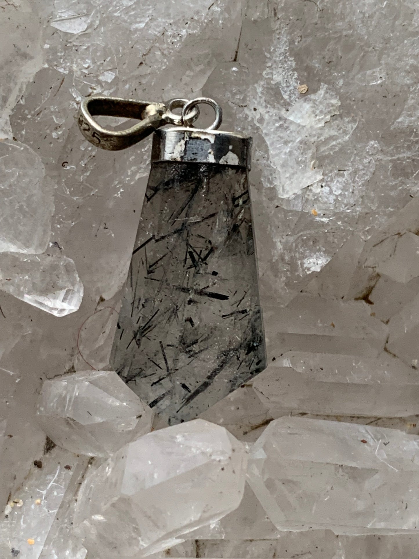 Cristal de roche/ quartz avec inclusions de tourmaline noire ! Pendentif en Argent, 38 mm de hauteur x 14 de largeur x 7 d'épaisseur. Vendu avec cordon réglable de couleur noire ! Un bijou unique, pour ceux qui aiment marcher entre lumière et mystère.