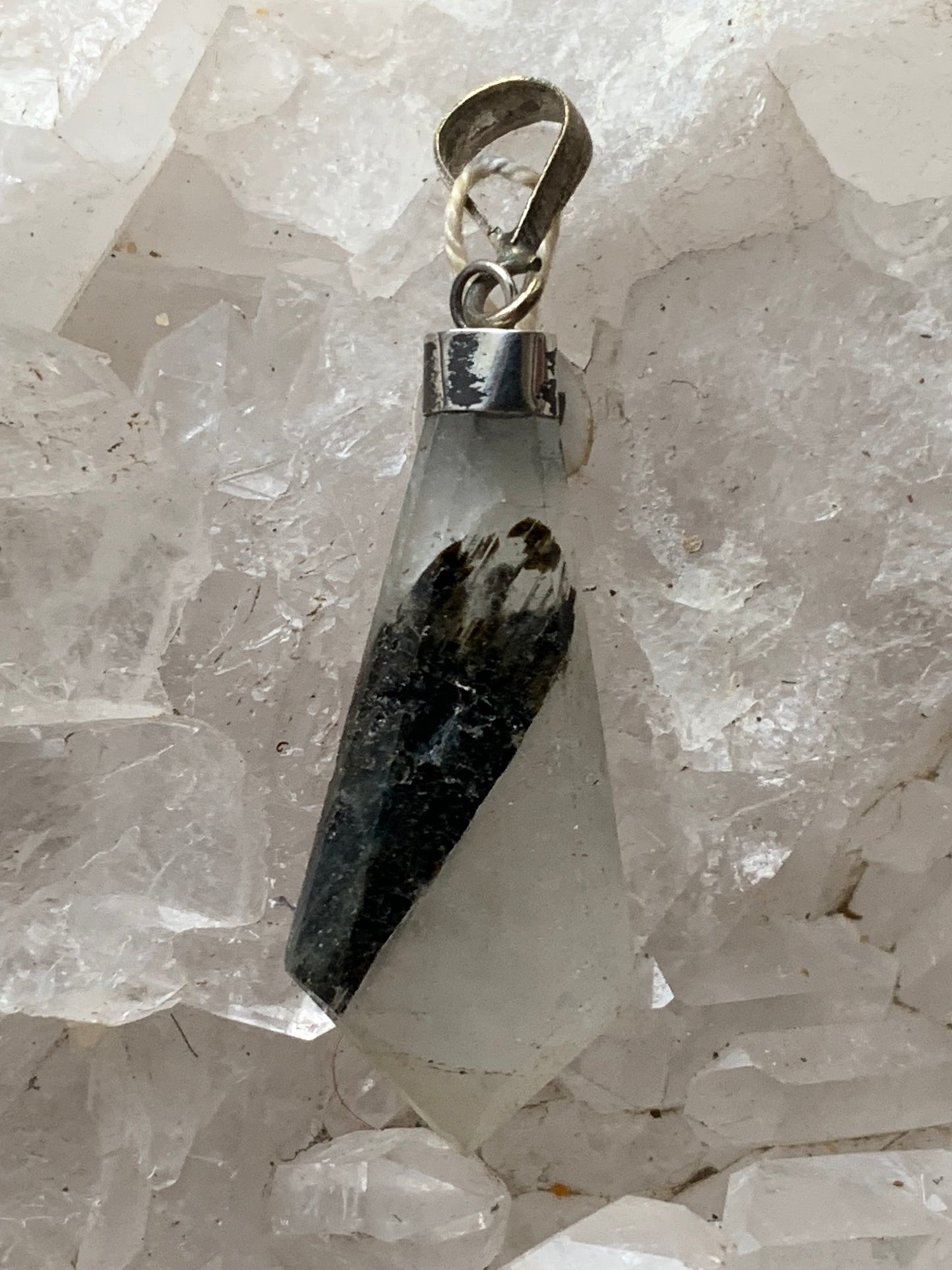 Aigue-marine avec inclusion de tourmaline noire ! Pièce unique en Argent de 50 millimètres de hauteur x 16 millimètres de largeur x 6 d'épaisseur. Vendu avec cordon réglable de couleur noire. Fait au Pakistan !
