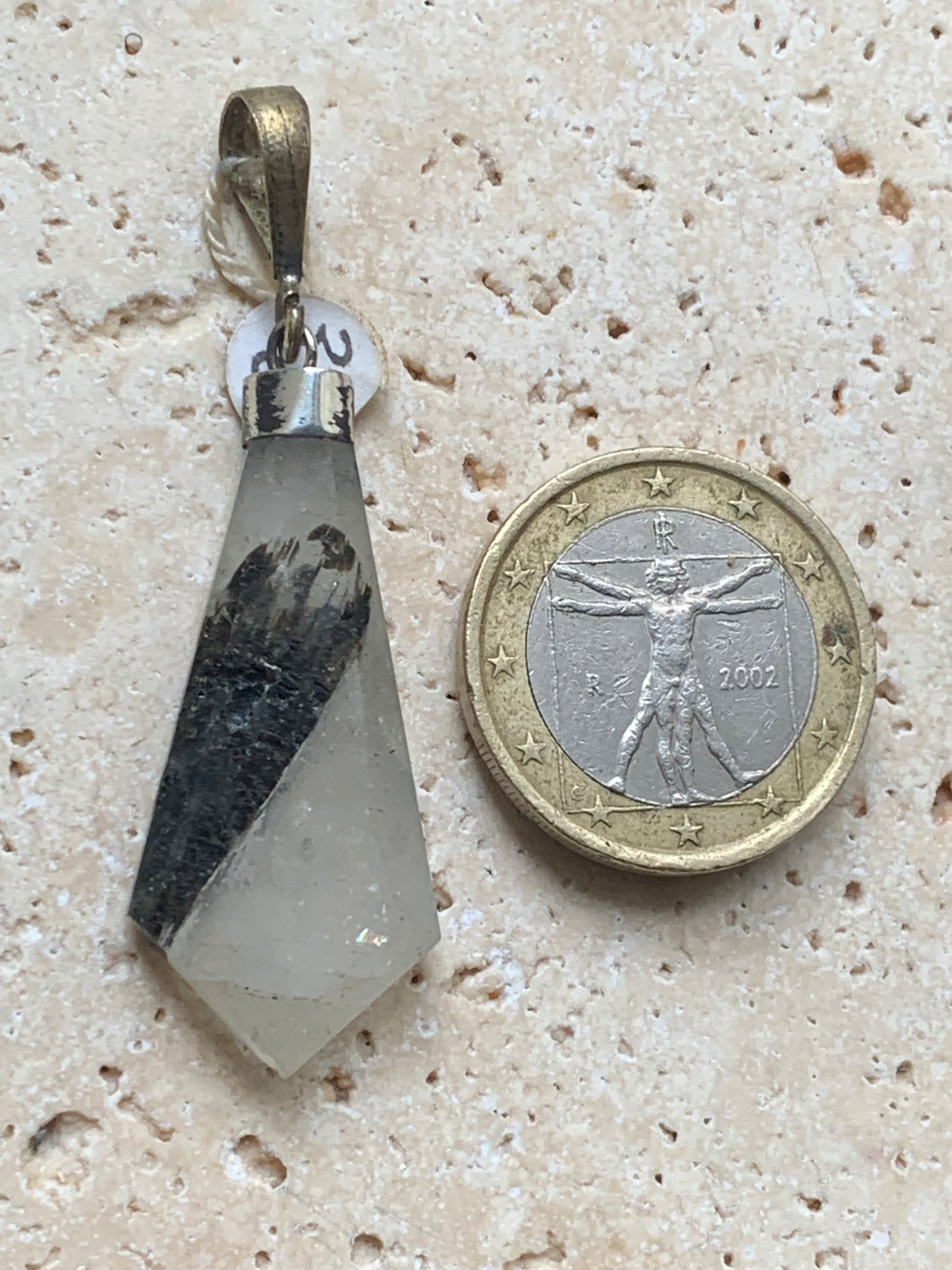 Aigue-marine avec inclusion de tourmaline noire ! Pièce unique en Argent de 50 millimètres de hauteur x 16 millimètres de largeur x 6 d'épaisseur. Vendu avec cordon réglable de couleur noire. Fait au Pakistan !