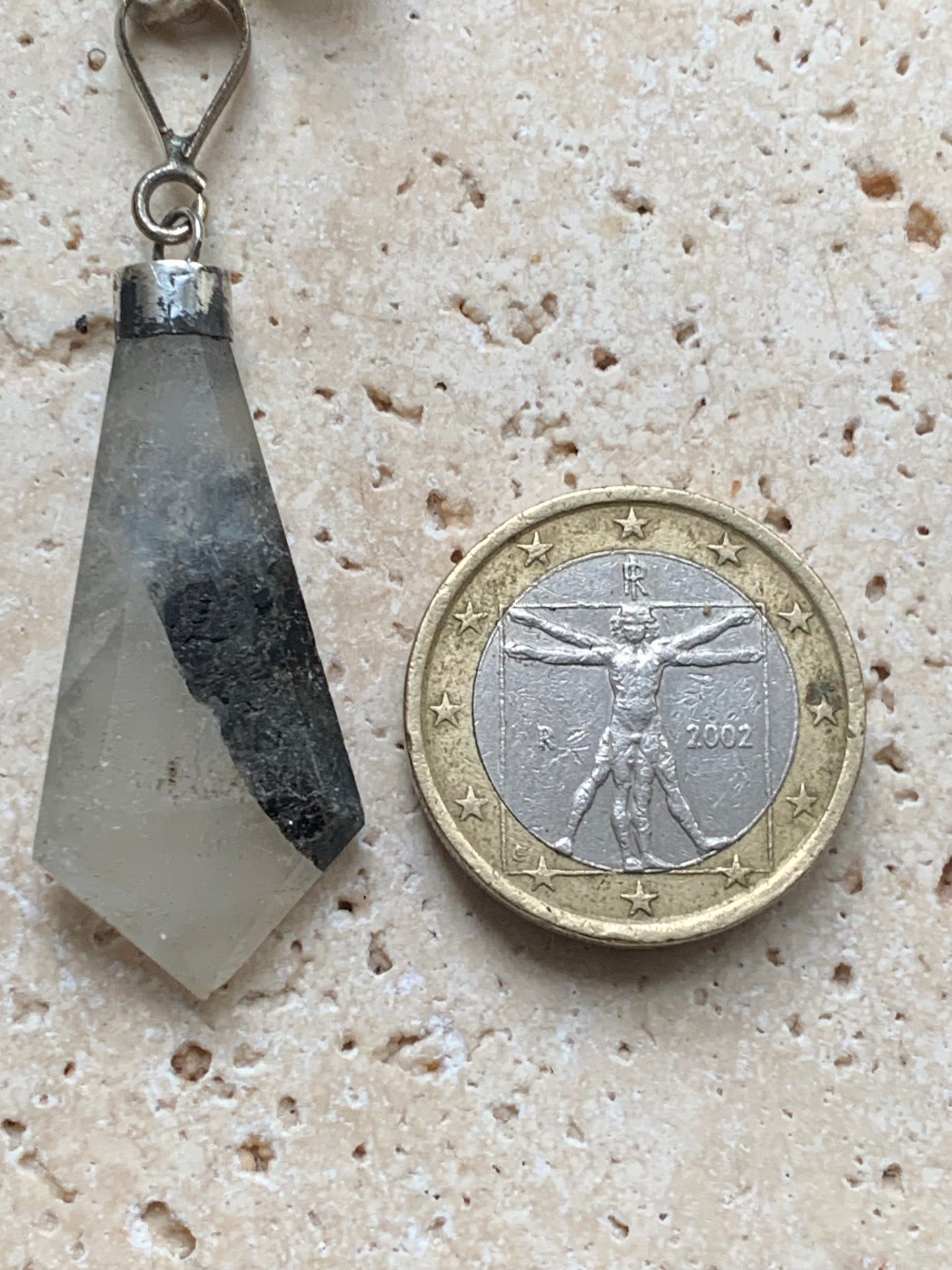 Aigue-marine avec inclusion de tourmaline noire ! Pièce unique en Argent de 50 millimètres de hauteur x 16 millimètres de largeur x 6 d'épaisseur. Vendu avec cordon réglable de couleur noire. Fait au Pakistan !
