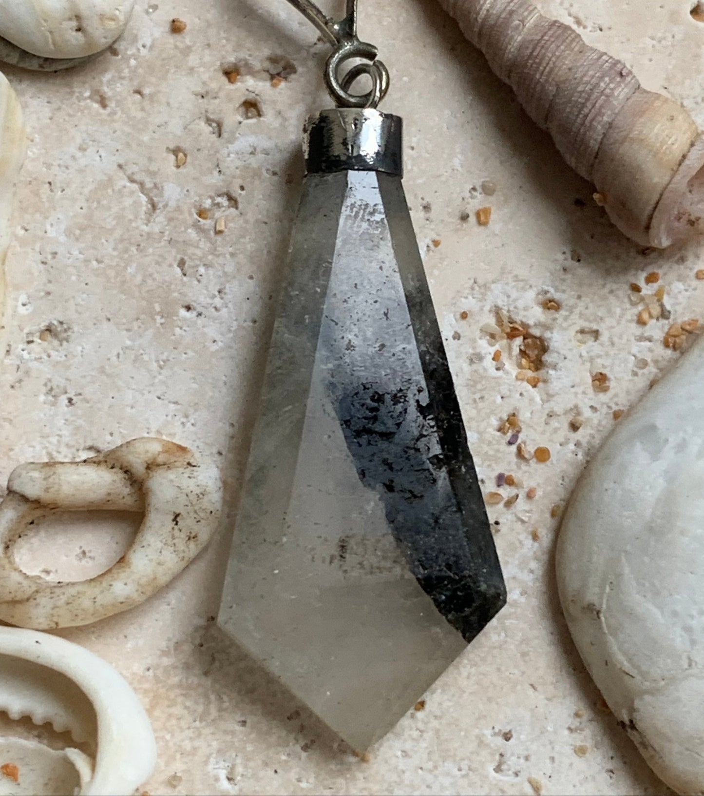 Aigue-marine avec inclusion de tourmaline noire ! Pièce unique en Argent de 50 millimètres de hauteur x 16 millimètres de largeur x 6 d'épaisseur. Vendu avec cordon réglable de couleur noire. Fait au Pakistan !