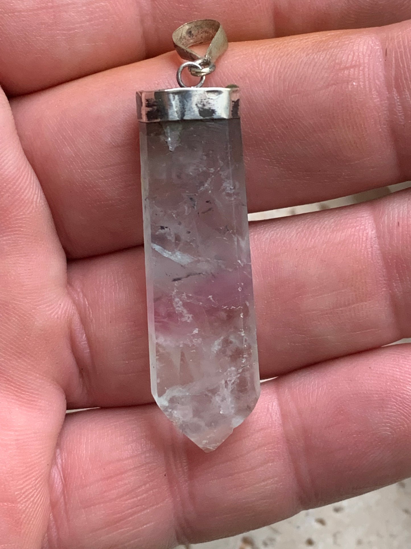 Fluorite multicolore, pièce unique en Argent de 60 millimètres de hauteur x 12 millimètres de largeur x 8 d'épaisseur. Vendu avec un cordon réglable de couleur noire !