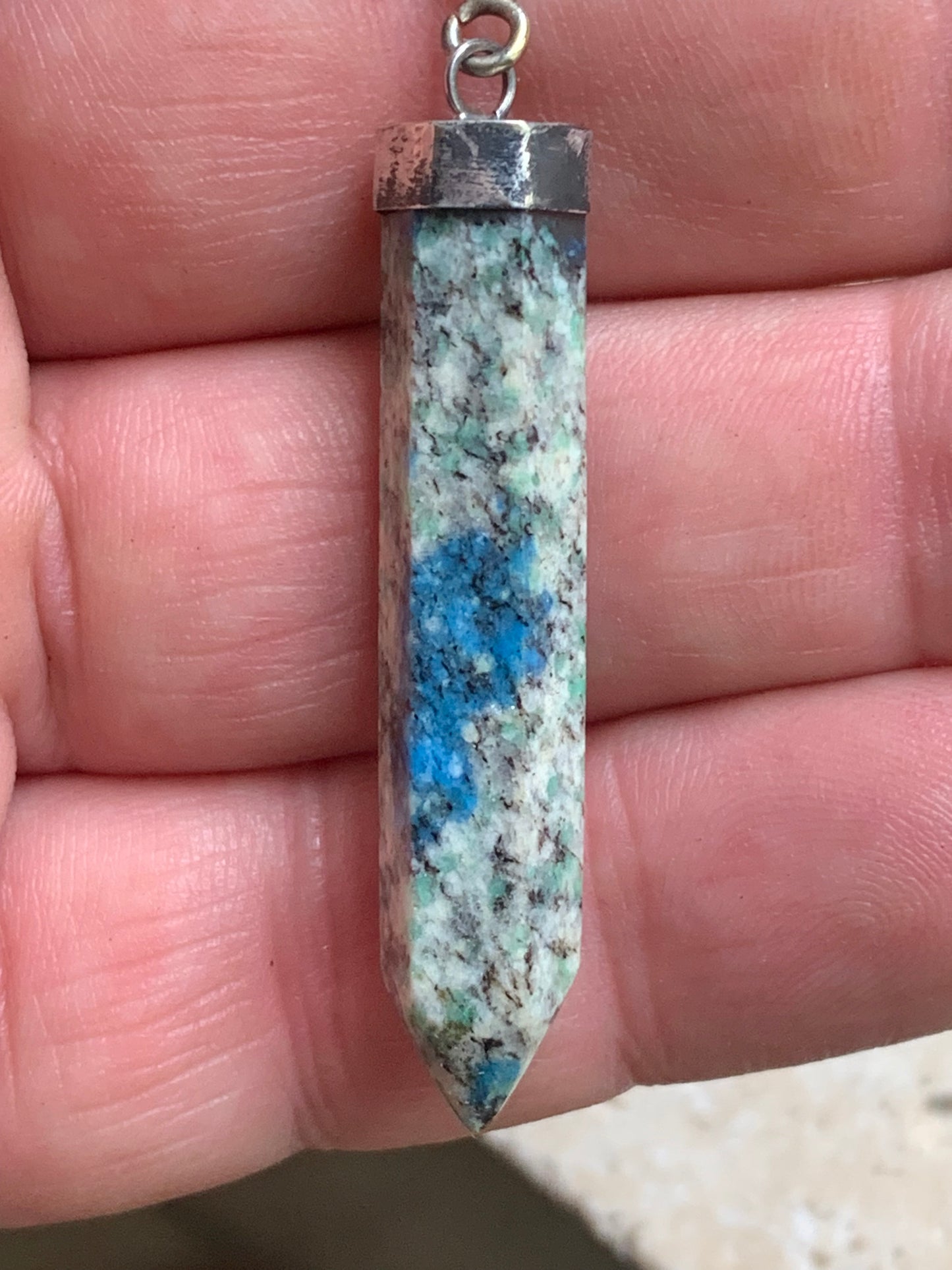 Jaspe K2* (Granit avec Azurite), pièce en Argent 0925 rhodié, de 58 millimètres de hauteur x 8 millimètres de largeur x 8 d'épaisseur. Vendu avec un cordon réglable de couleur noire !